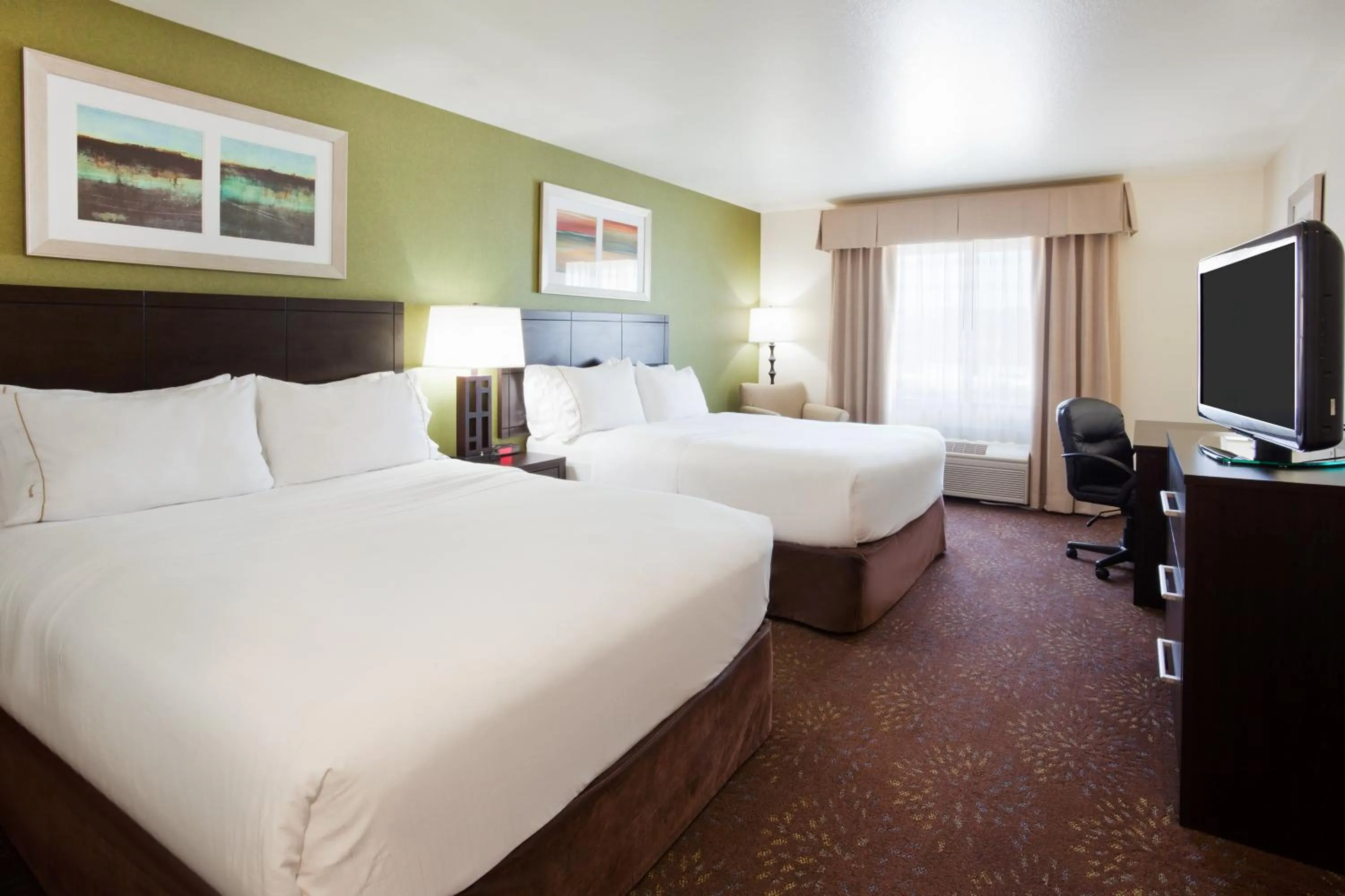 Photo of the whole room, Bed in Holiday Inn Express & Suites Aberdeen by IHG