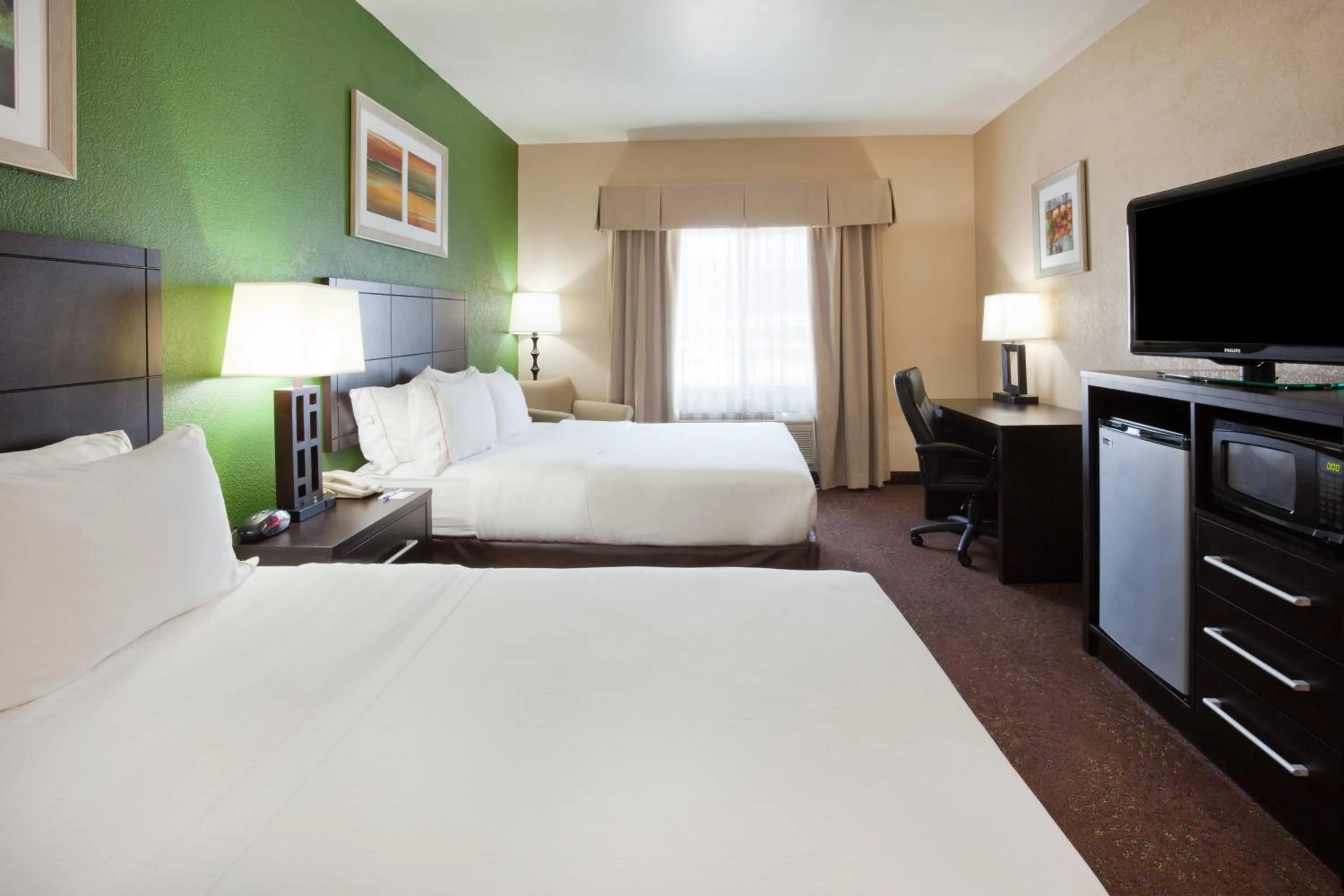 Photo of the whole room, Bed in Holiday Inn Express & Suites Aberdeen by IHG