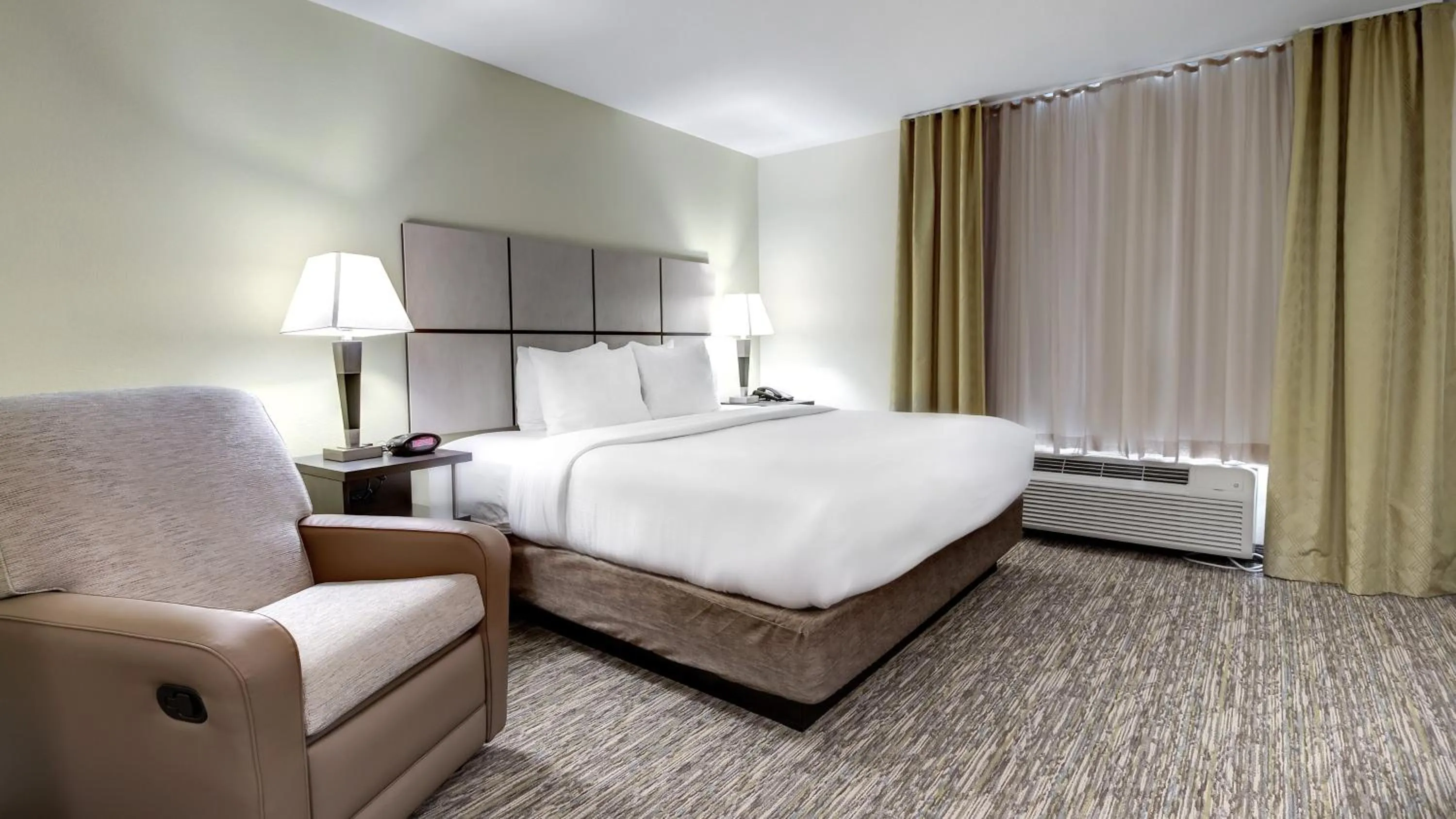 Photo of the whole room, Bed in Candlewood Suites Waco by IHG