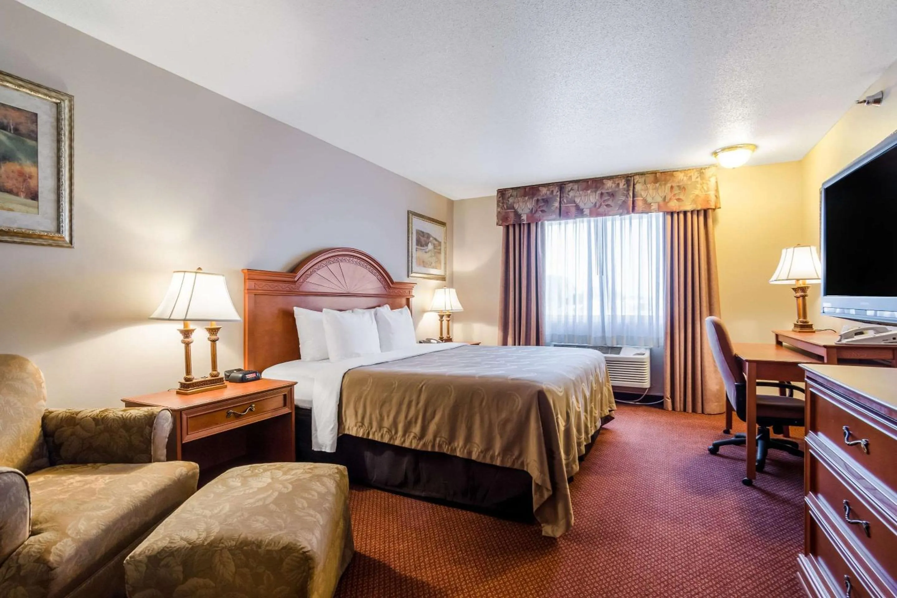 Bedroom, Bed in Quality Inn Alliance