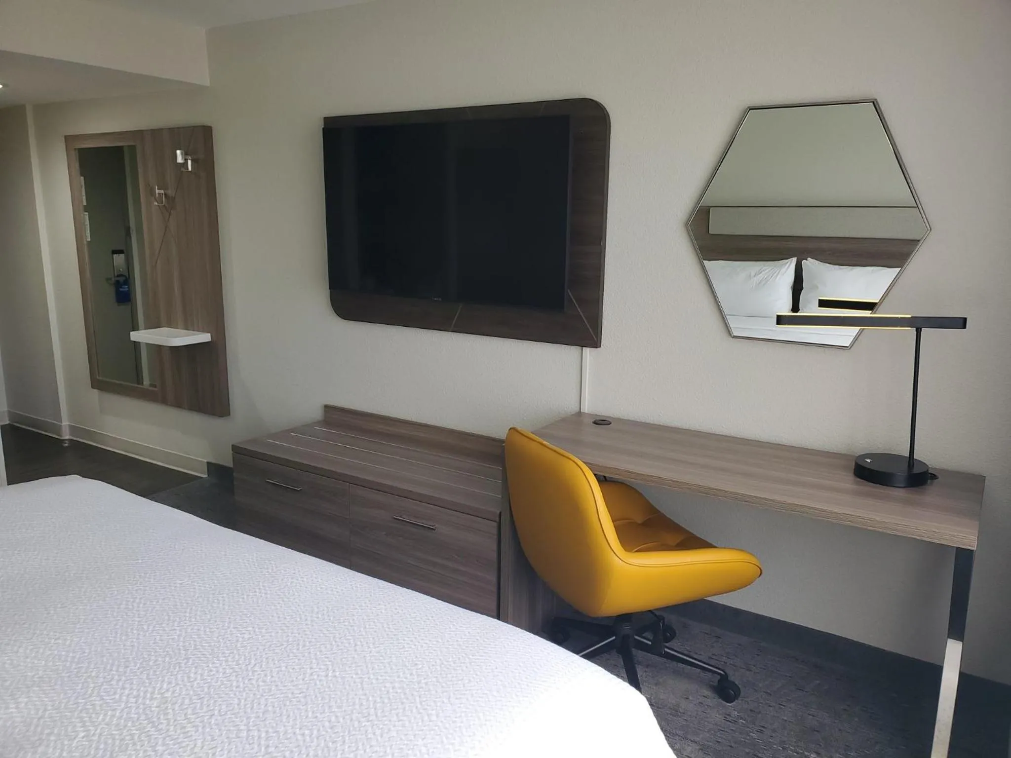 Photo of the whole room, Bed in Holiday Inn Express - Atlanta-Kennesaw by IHG