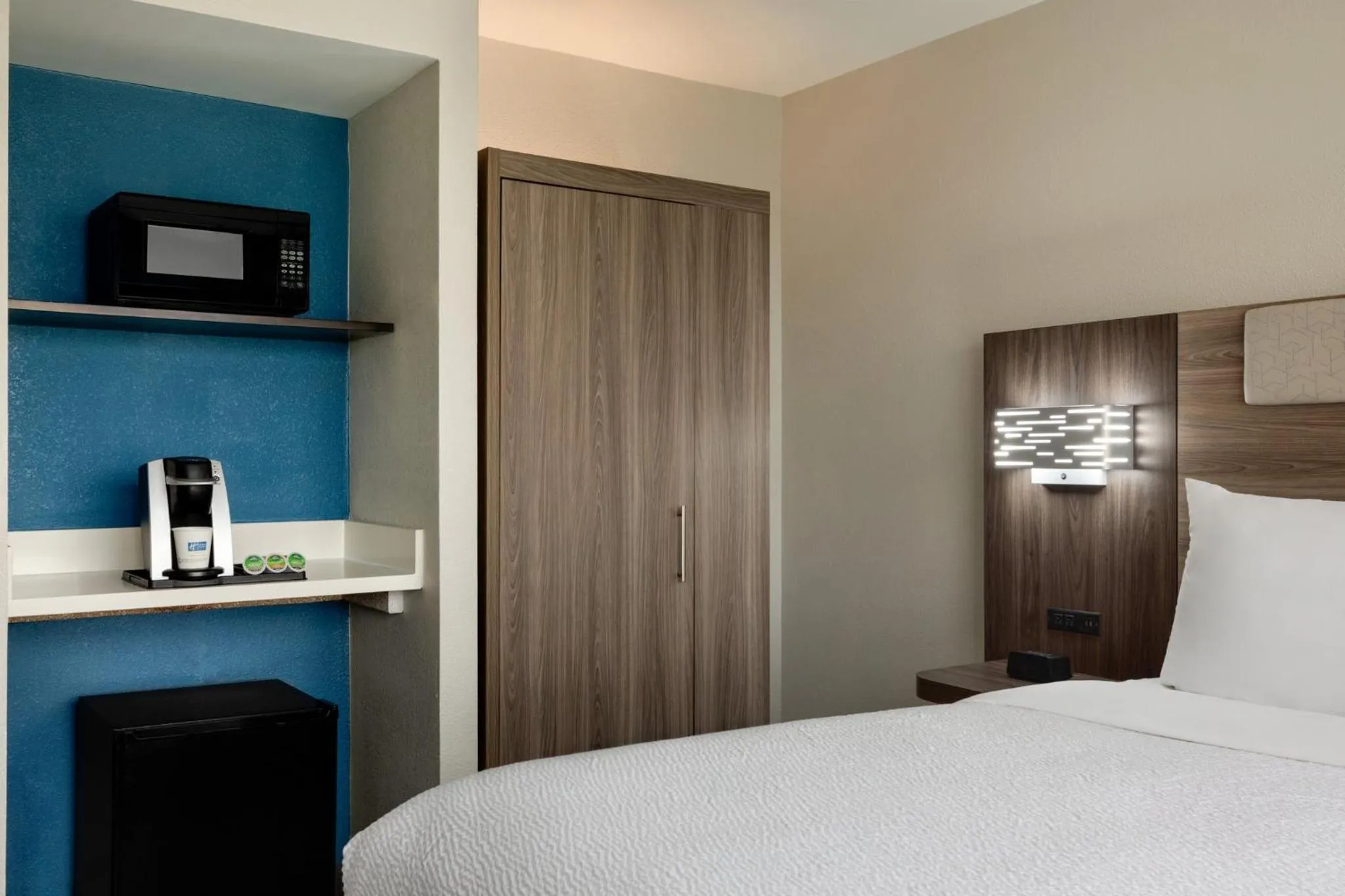 Photo of the whole room, Bed in Holiday Inn Express - Atlanta-Kennesaw by IHG