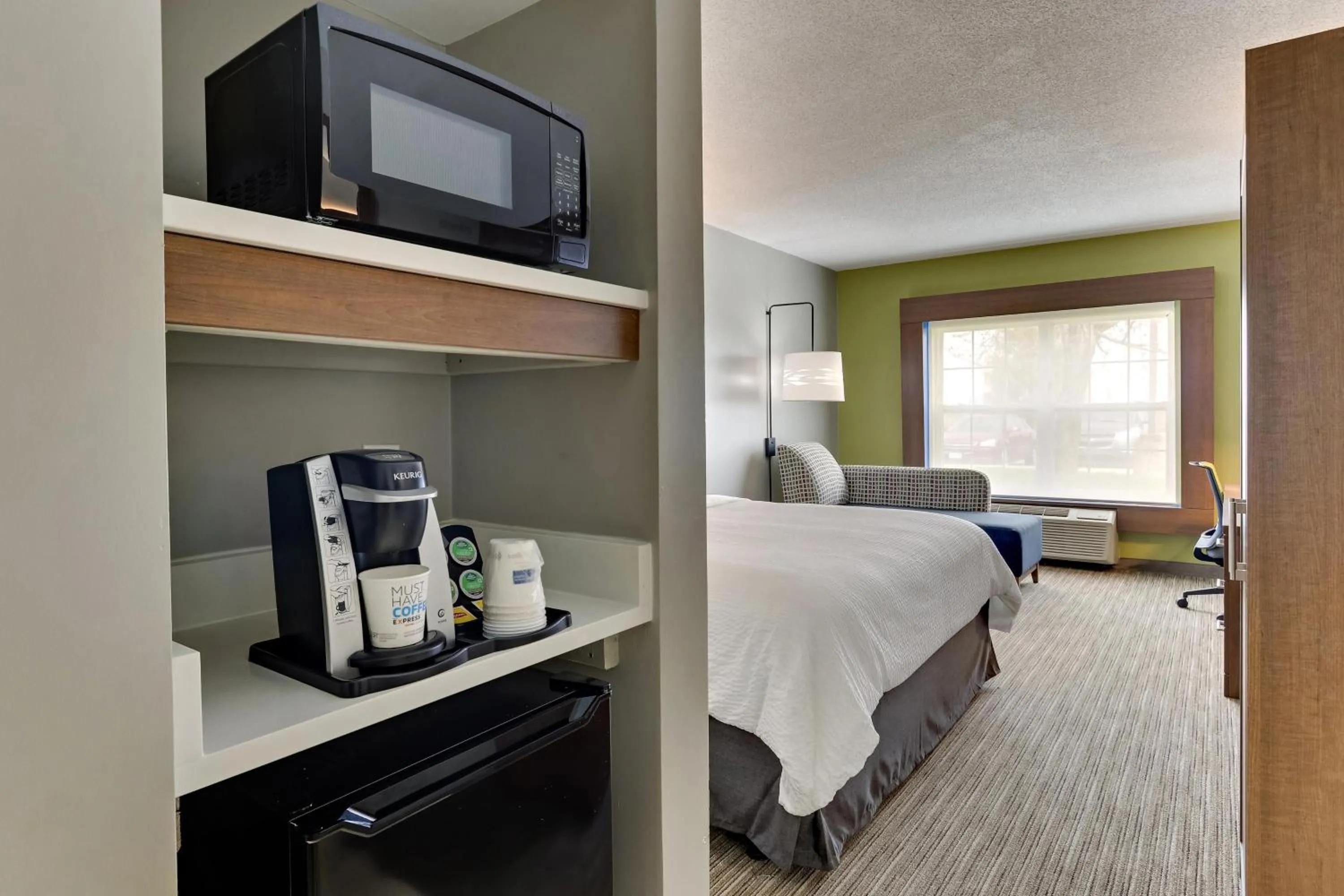 Coffee/tea facilities, Bed in Holiday Inn Express & Suites Bad Axe by IHG