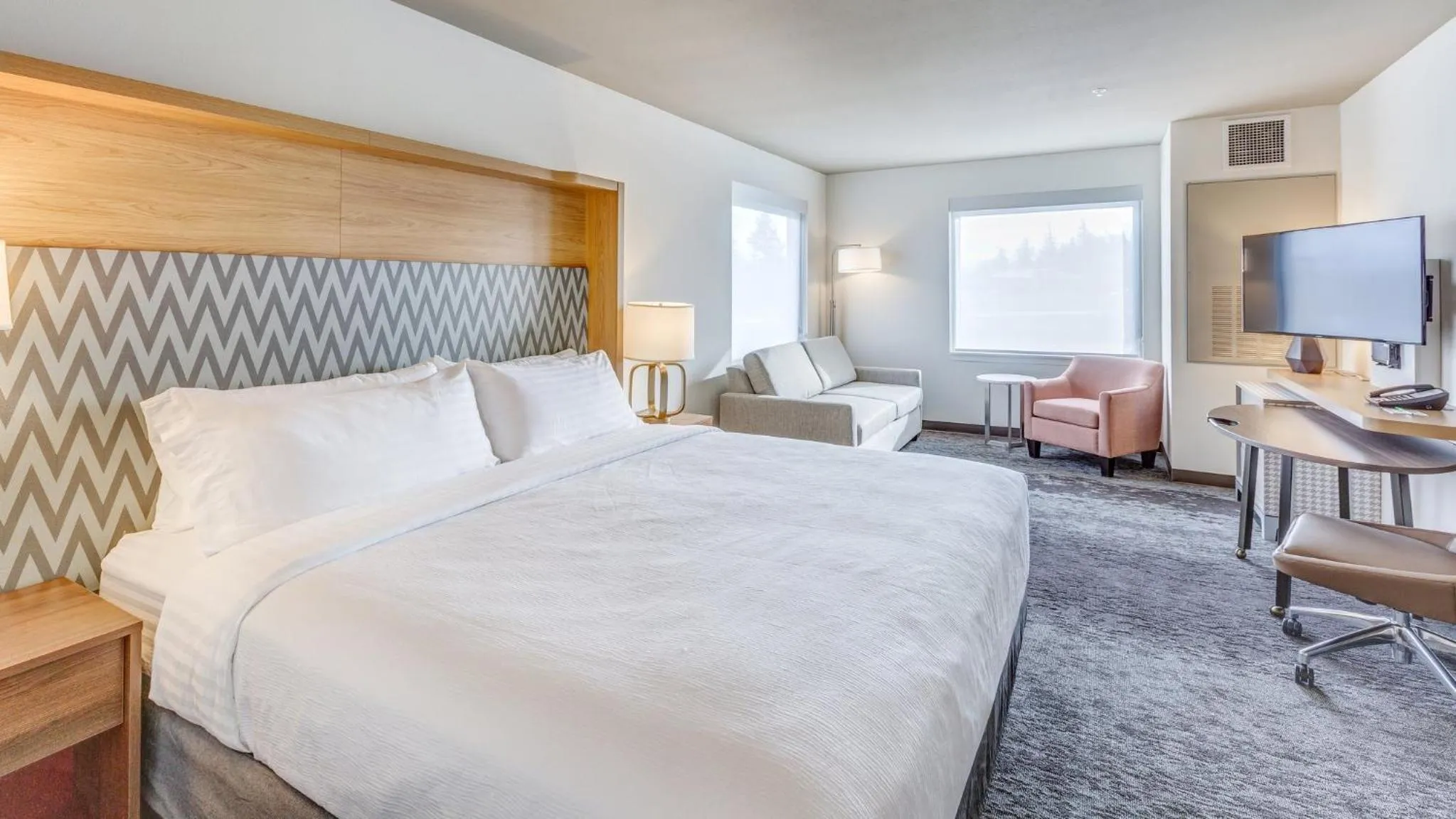 Photo of the whole room, Bed in Holiday Inn & Suites Bellingham by IHG