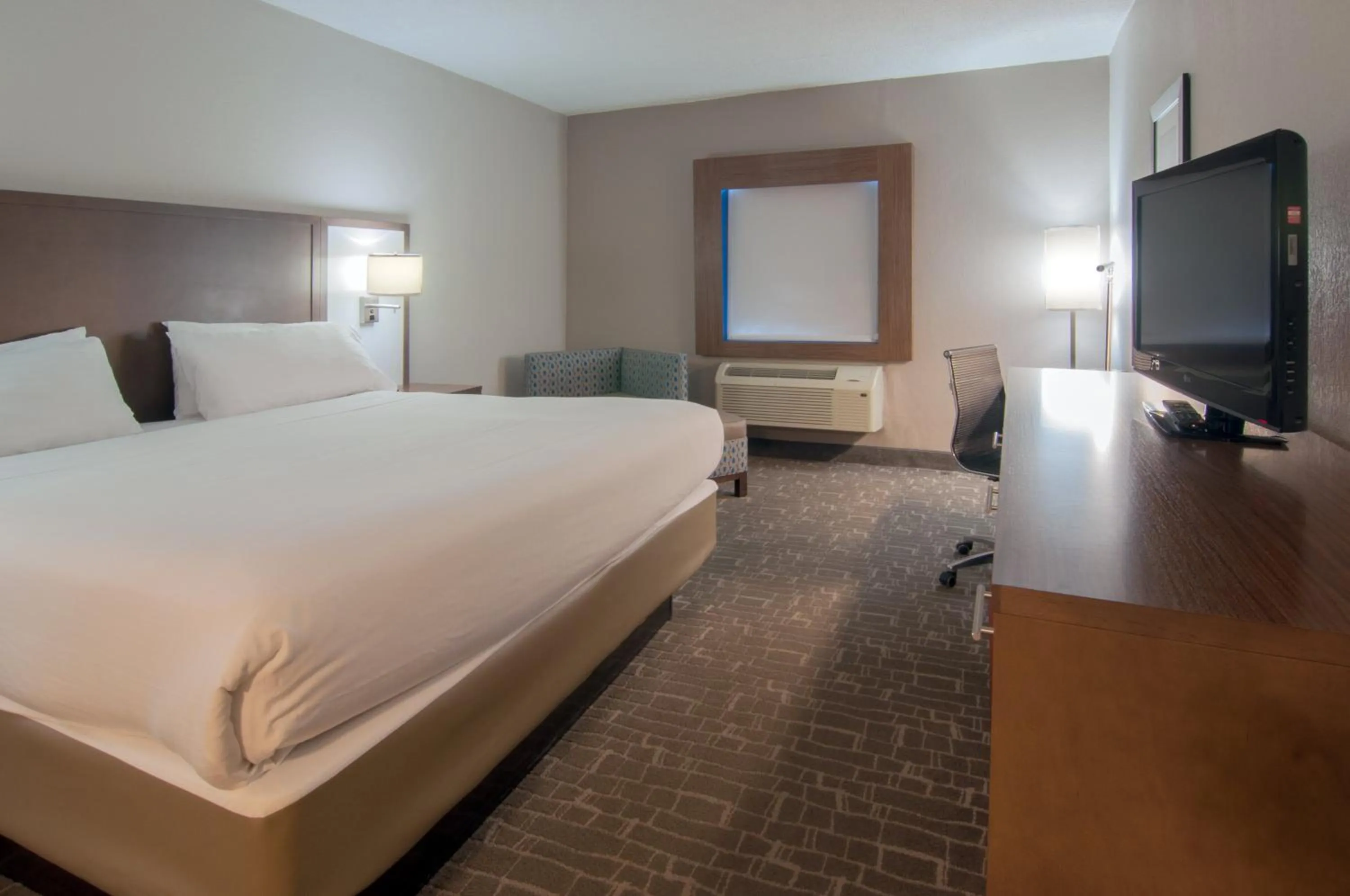 Photo of the whole room, Bed in Holiday Inn Express & Suites Nashville-I-40 & I-24(Spence Lane) by IHG