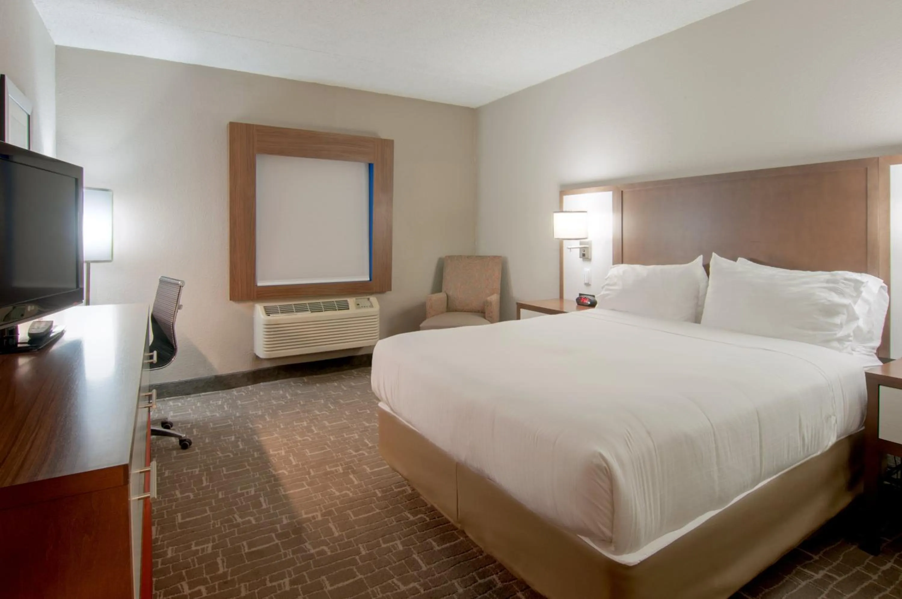 Photo of the whole room, Bed in Holiday Inn Express & Suites Nashville-I-40 & I-24(Spence Lane) by IHG