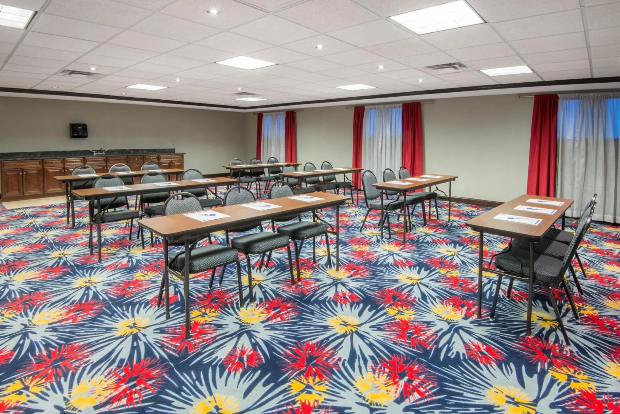 Meeting/conference room in Holiday Inn Express Cleveland Airport - Brook Park by IHG