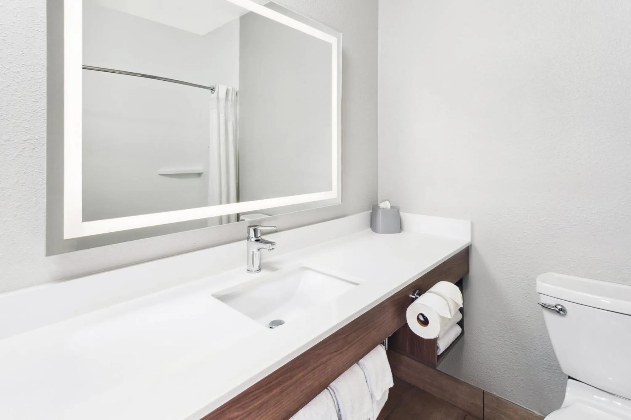 Photo of the whole room, Bed in Holiday Inn Express Cleveland Airport - Brook Park by IHG