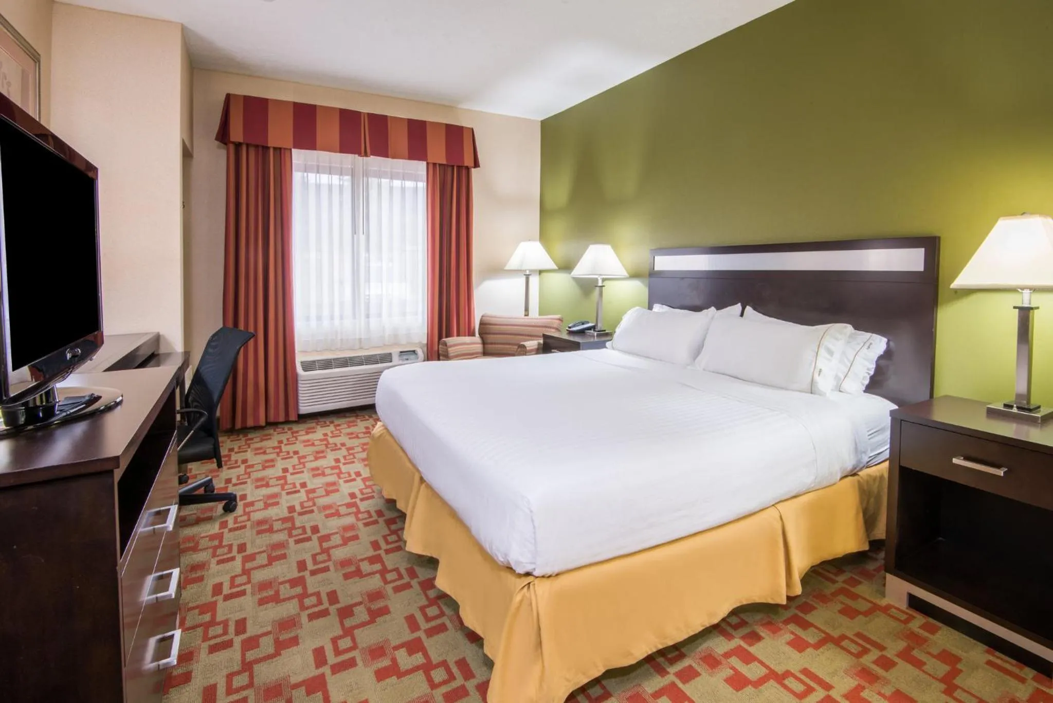 Photo of the whole room, Bed in Holiday Inn Express Cleveland Airport - Brook Park by IHG