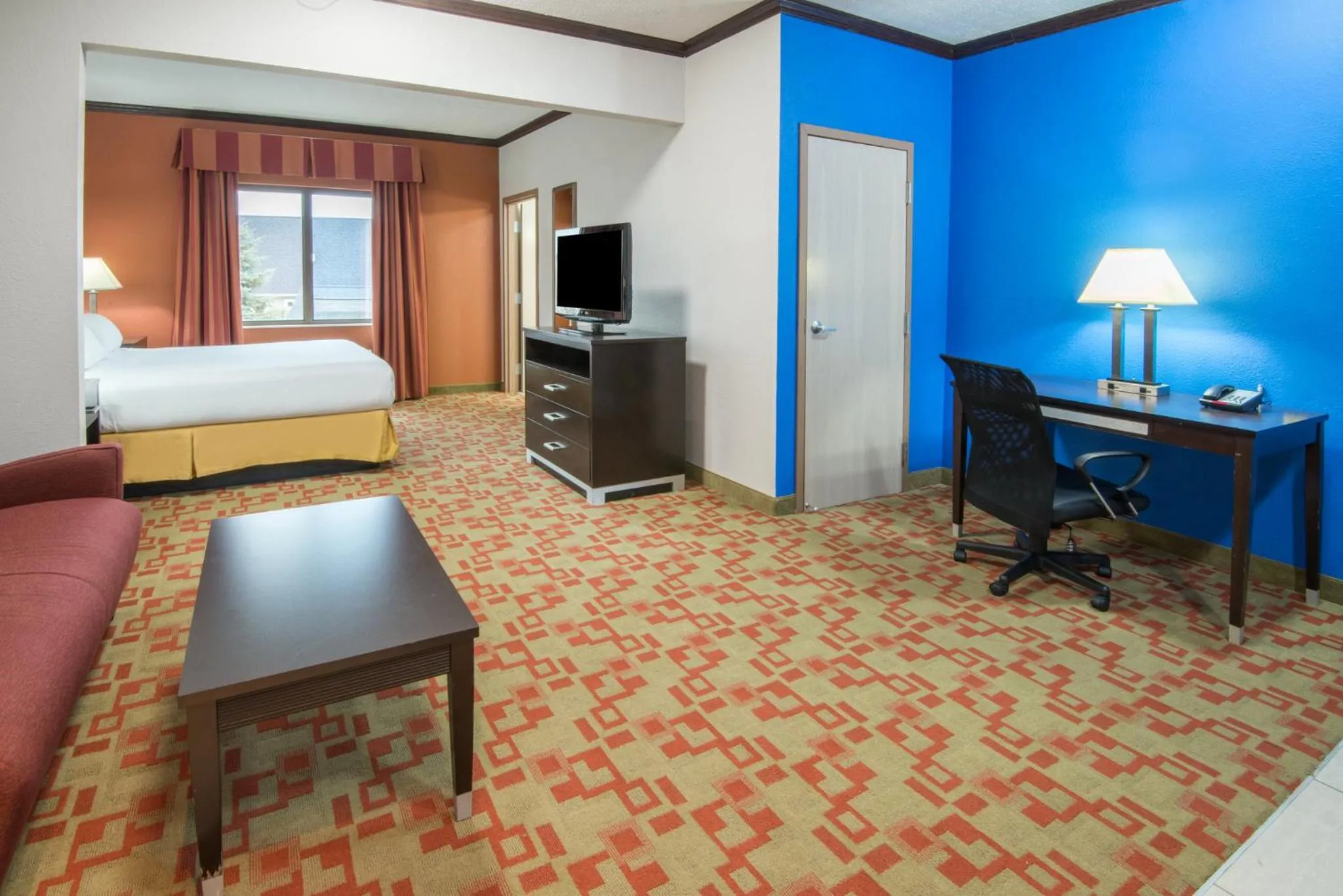 Photo of the whole room, Bed in Holiday Inn Express Cleveland Airport - Brook Park by IHG