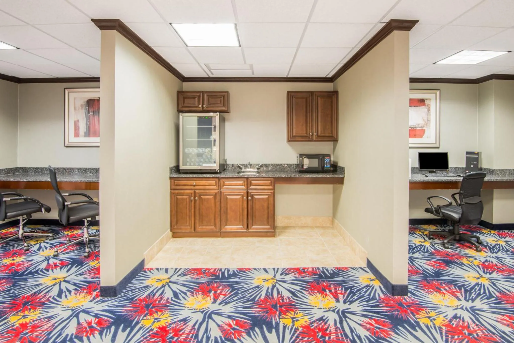 Coffee/tea facilities in Holiday Inn Express Cleveland Airport - Brook Park by IHG