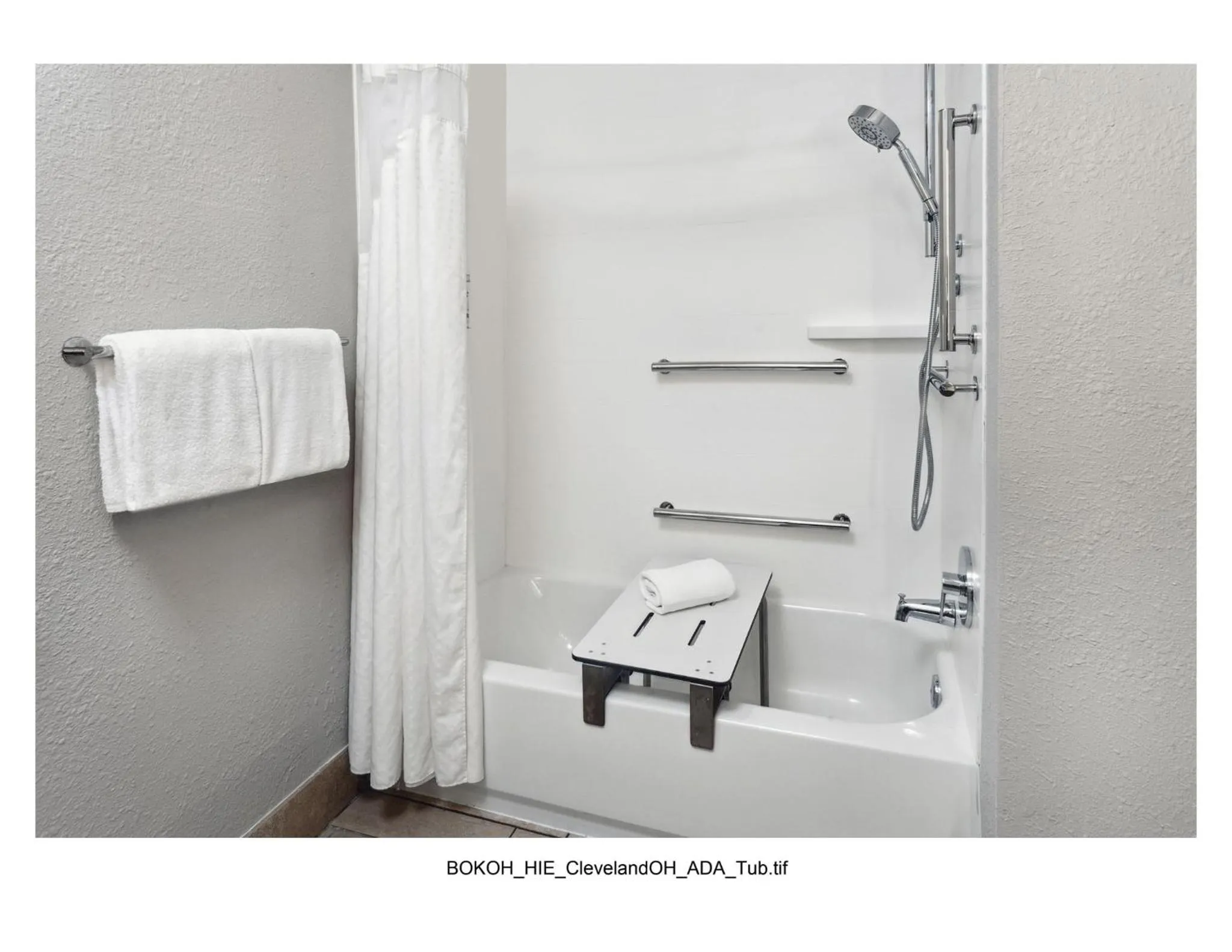 Bath in Holiday Inn Express Cleveland Airport - Brook Park by IHG