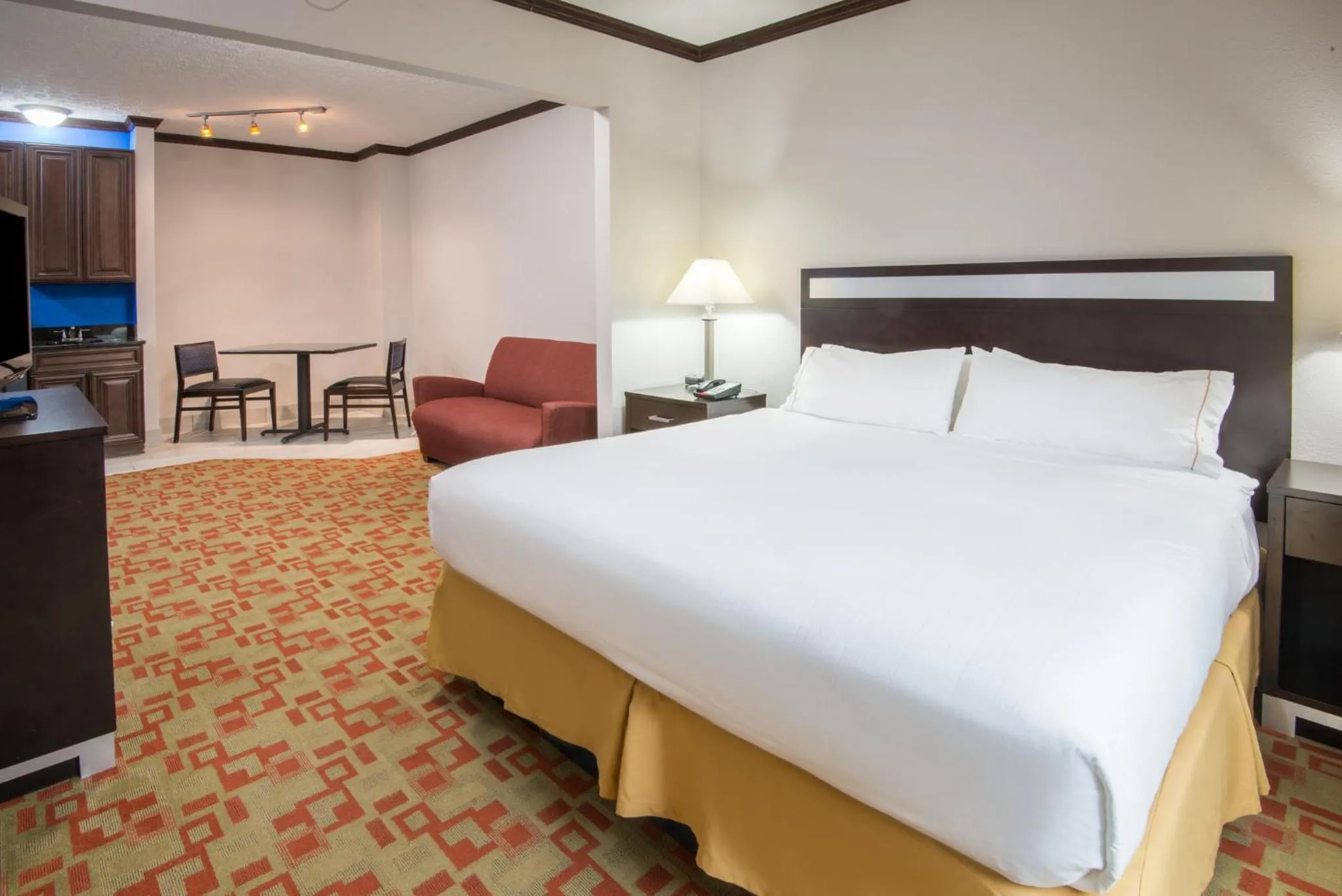 Photo of the whole room, Bed in Holiday Inn Express Cleveland Airport - Brook Park by IHG