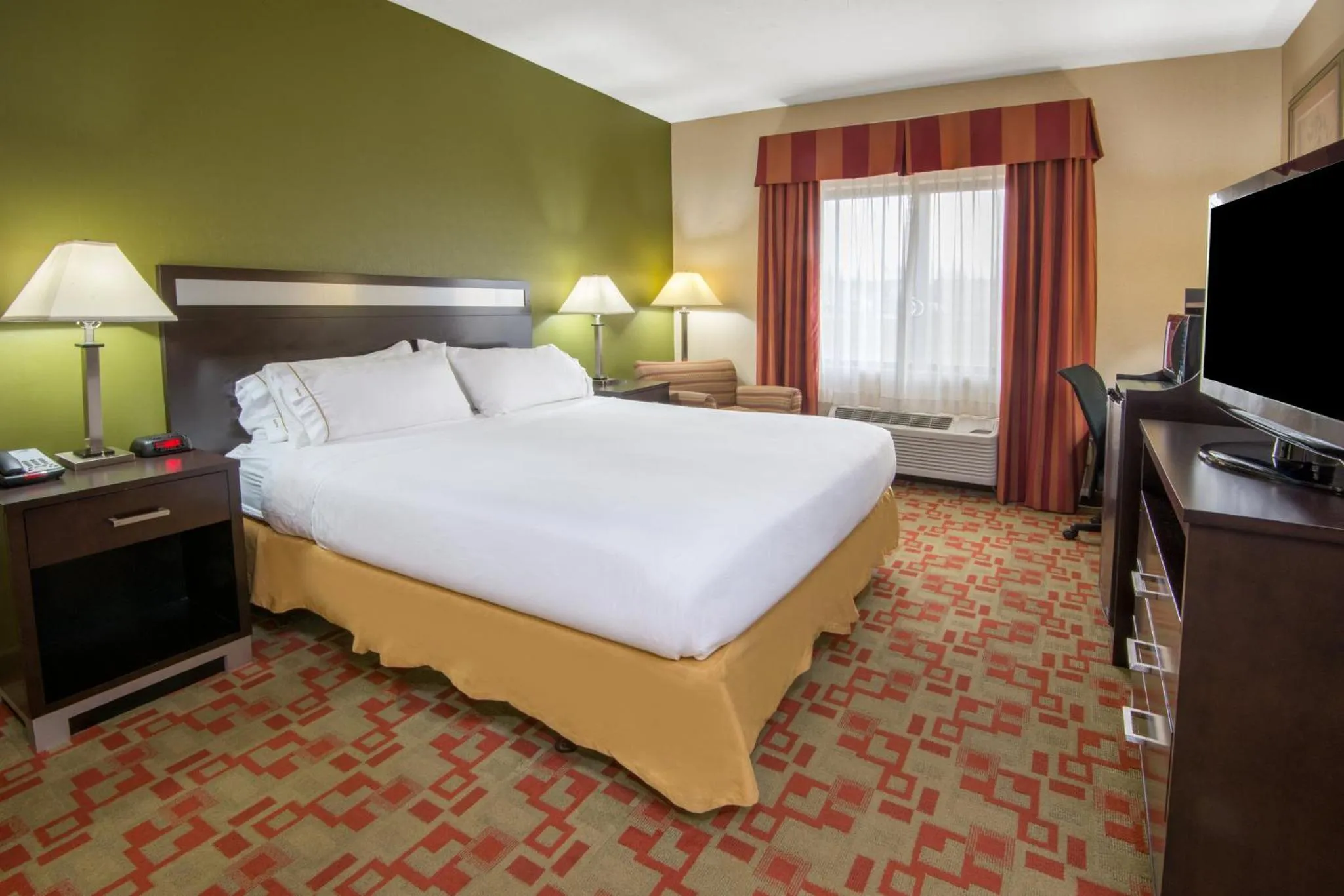 Photo of the whole room, Bed in Holiday Inn Express Cleveland Airport - Brook Park by IHG