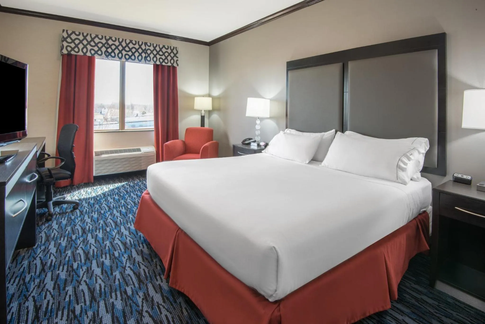 Bedroom, Bed in Holiday Inn Express Cleveland Airport - Brook Park by IHG