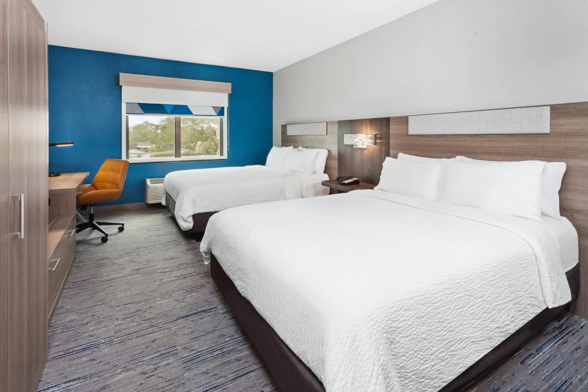 Photo of the whole room, Bed in Holiday Inn Express Cleveland Airport - Brook Park by IHG