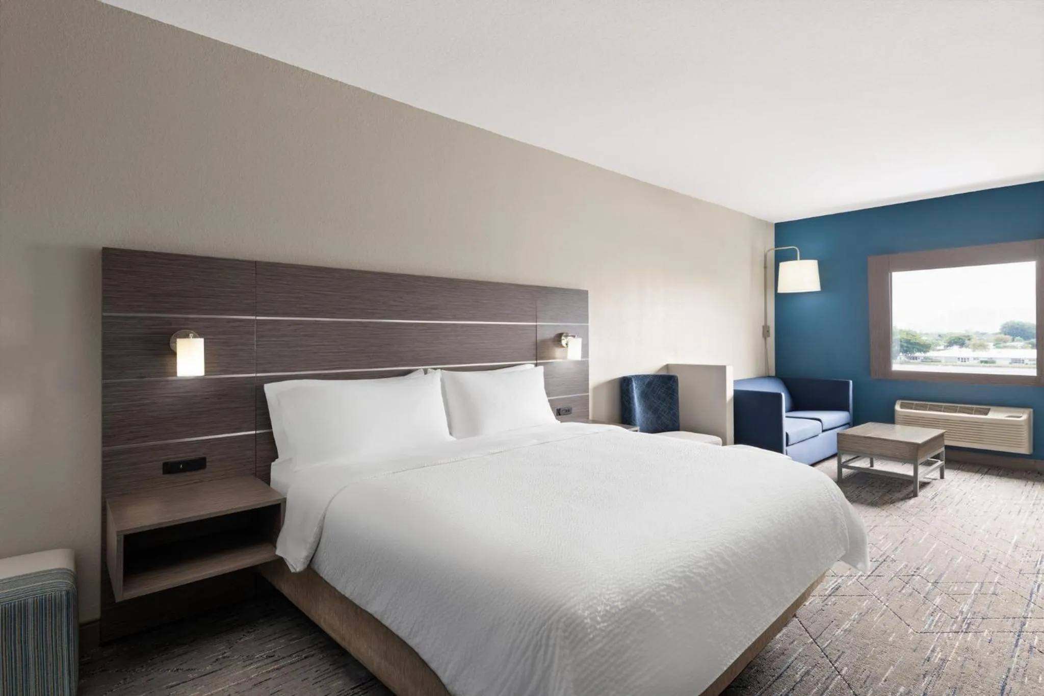 Photo of the whole room, Bed in Holiday Inn Express & Suites Boynton Beach by IHG