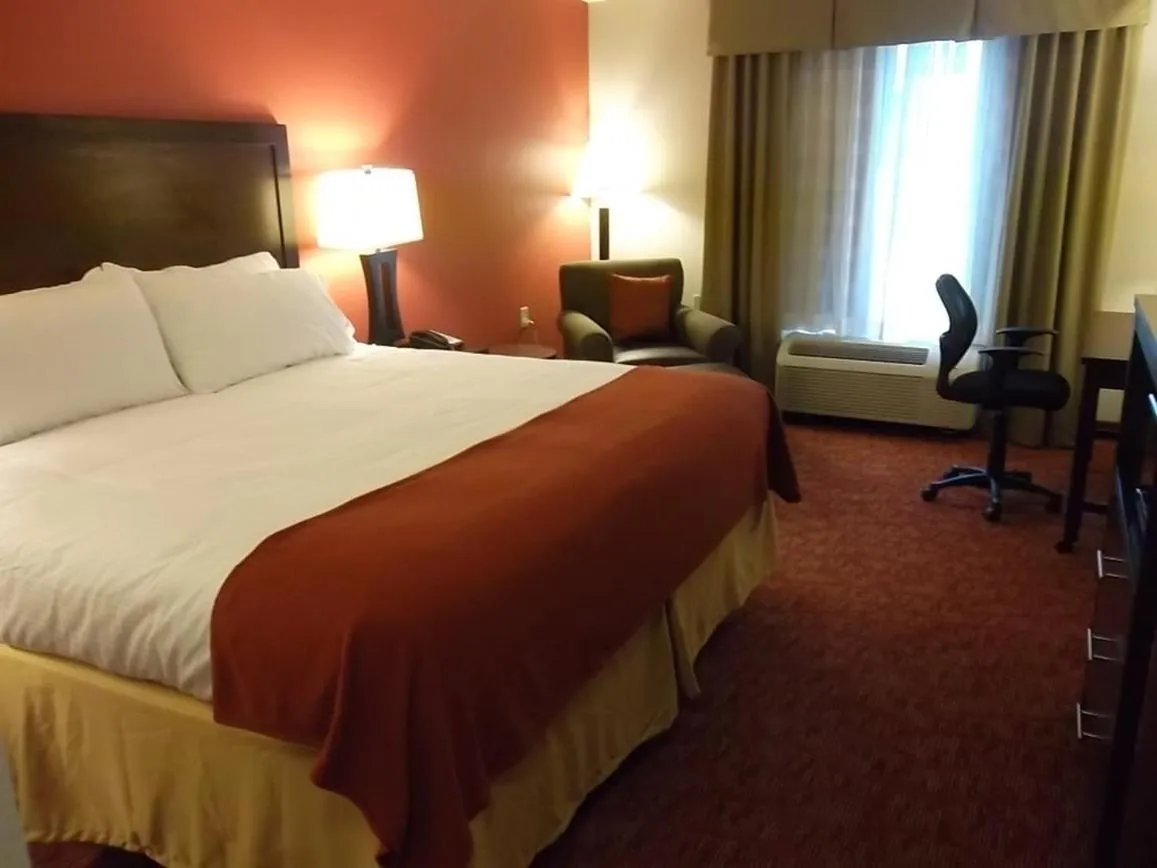 Photo of the whole room, Bed in Holiday Inn Express & Suites Brookhaven by IHG