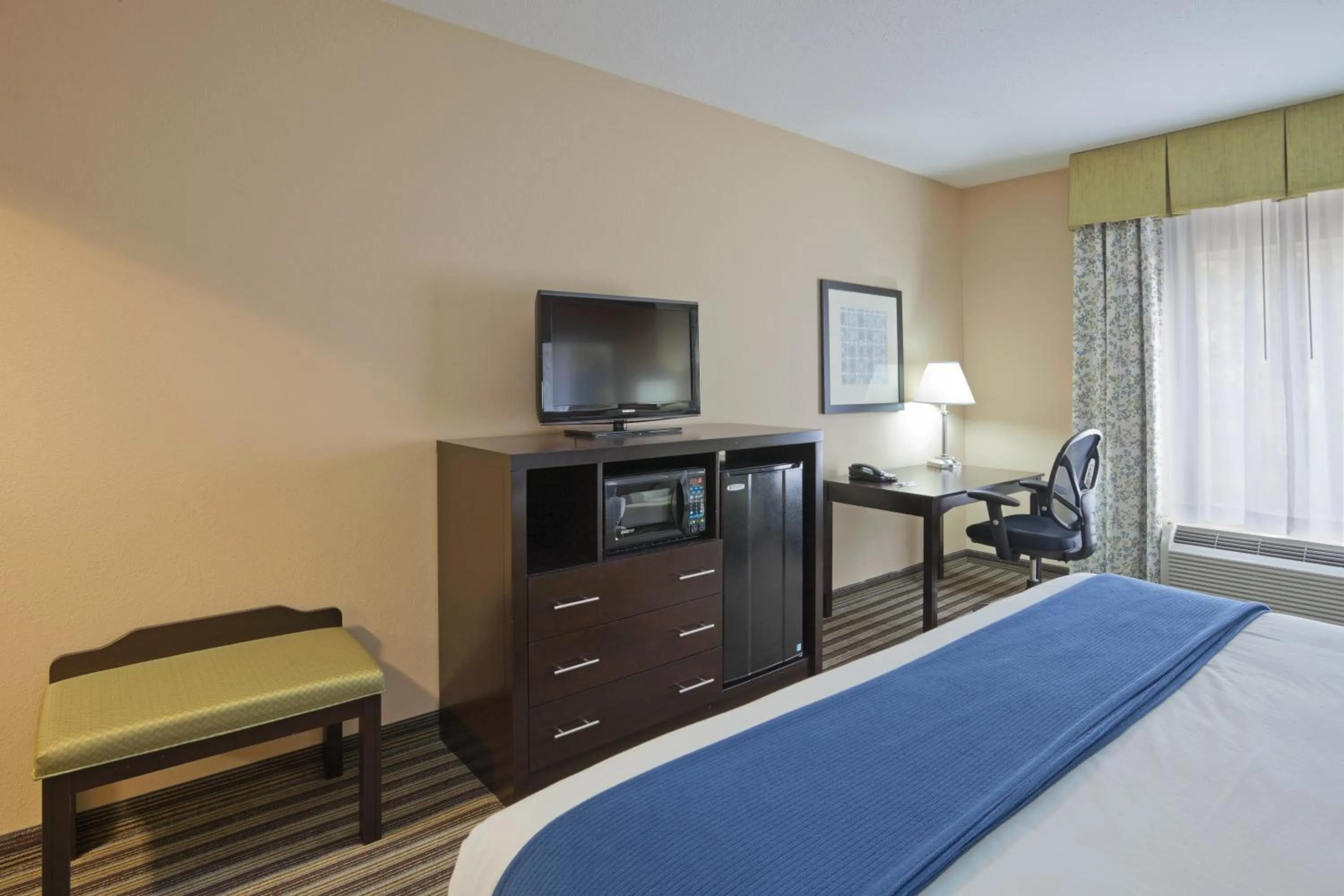 Photo of the whole room, Bed in Holiday Inn Express Columbia by IHG