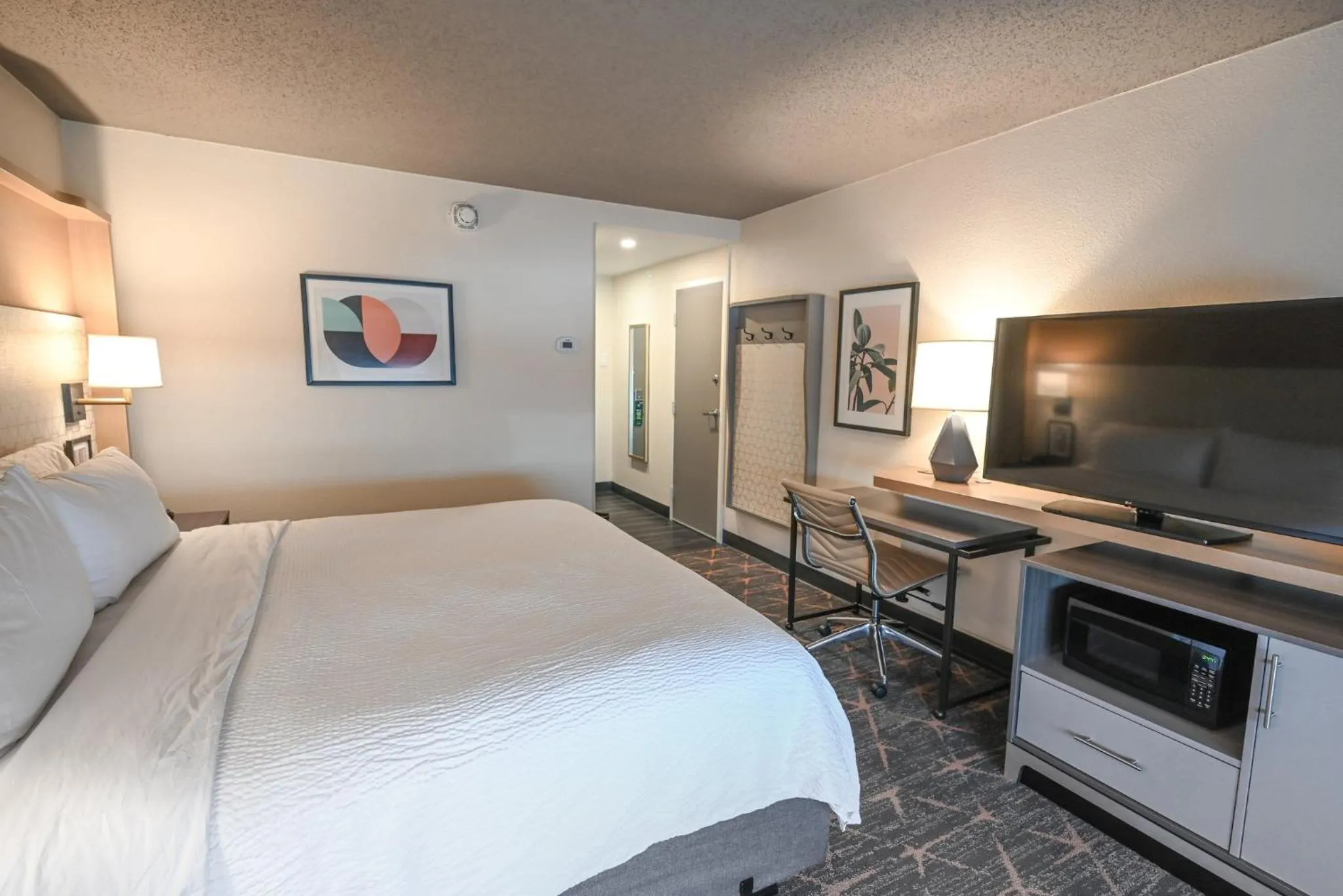 Photo of the whole room, Bed in Holiday Inn Cleveland-Mayfield by IHG