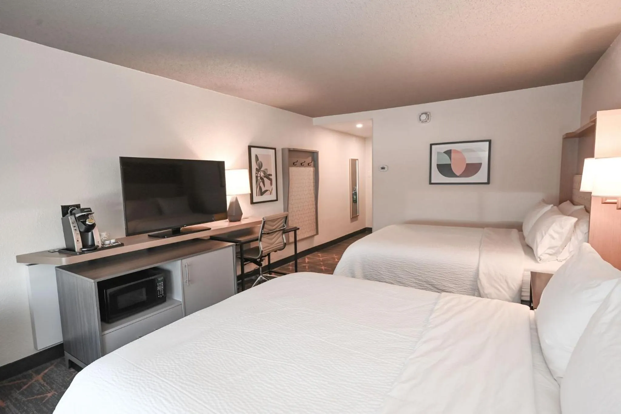 Bedroom, Bed in Holiday Inn Cleveland-Mayfield by IHG