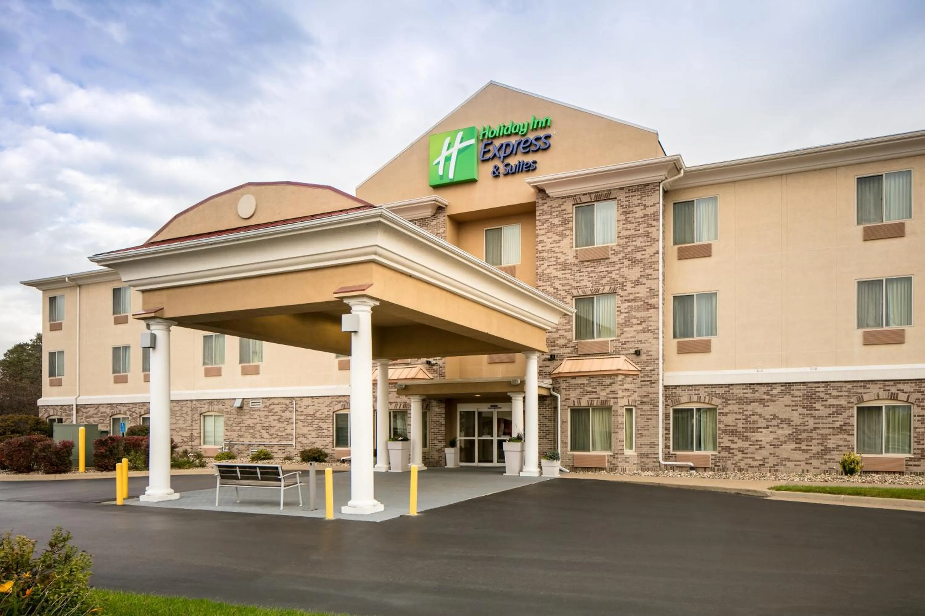 Property building in Holiday Inn Express & Suites Clinton by IHG