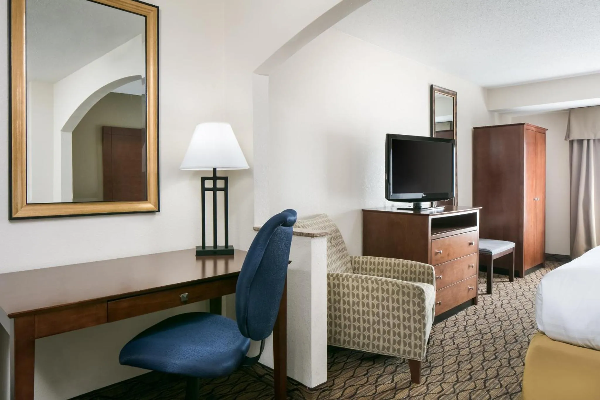 Photo of the whole room, Bed in Holiday Inn Express & Suites Clinton by IHG