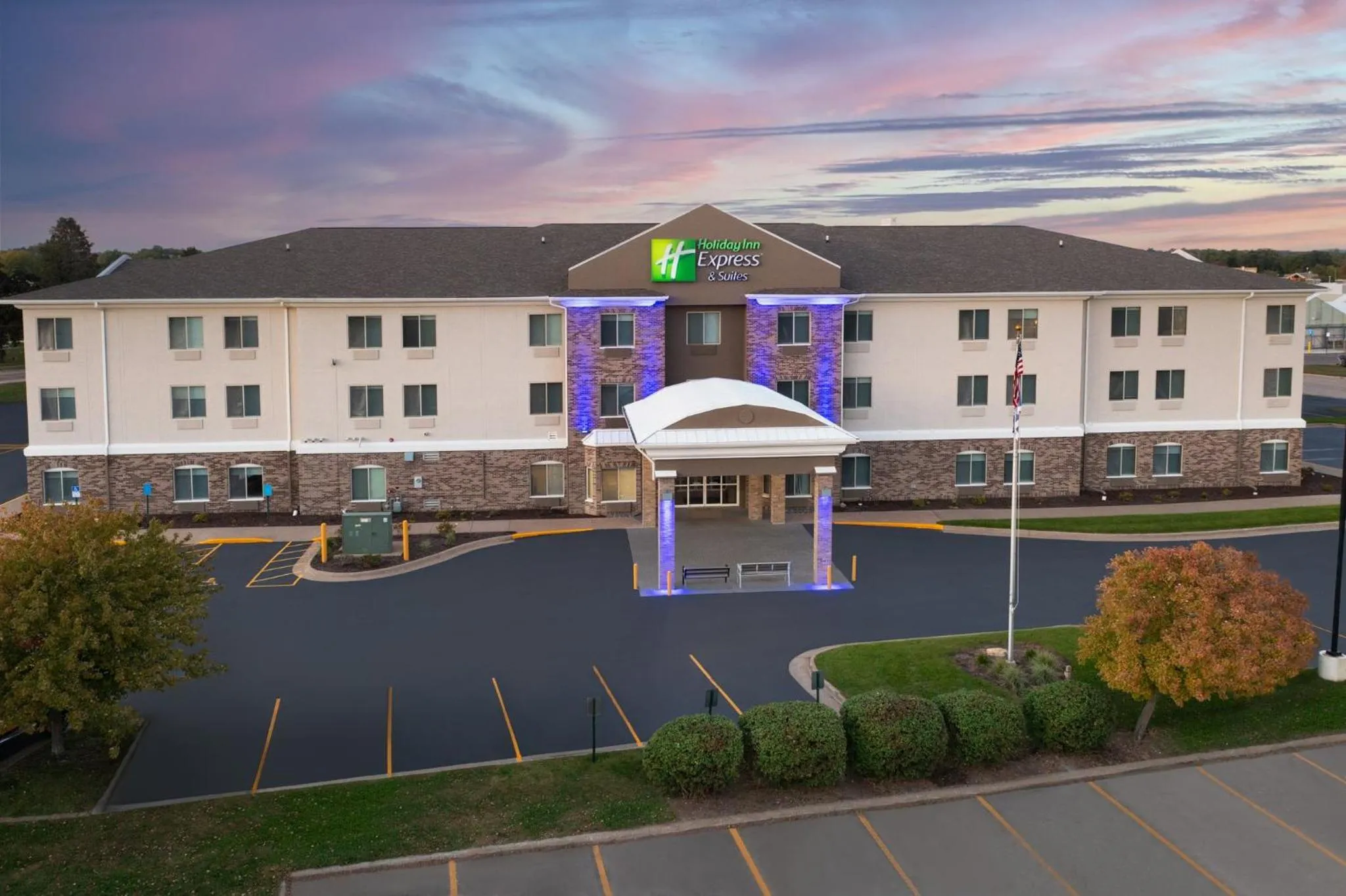 Property building in Holiday Inn Express & Suites Clinton by IHG