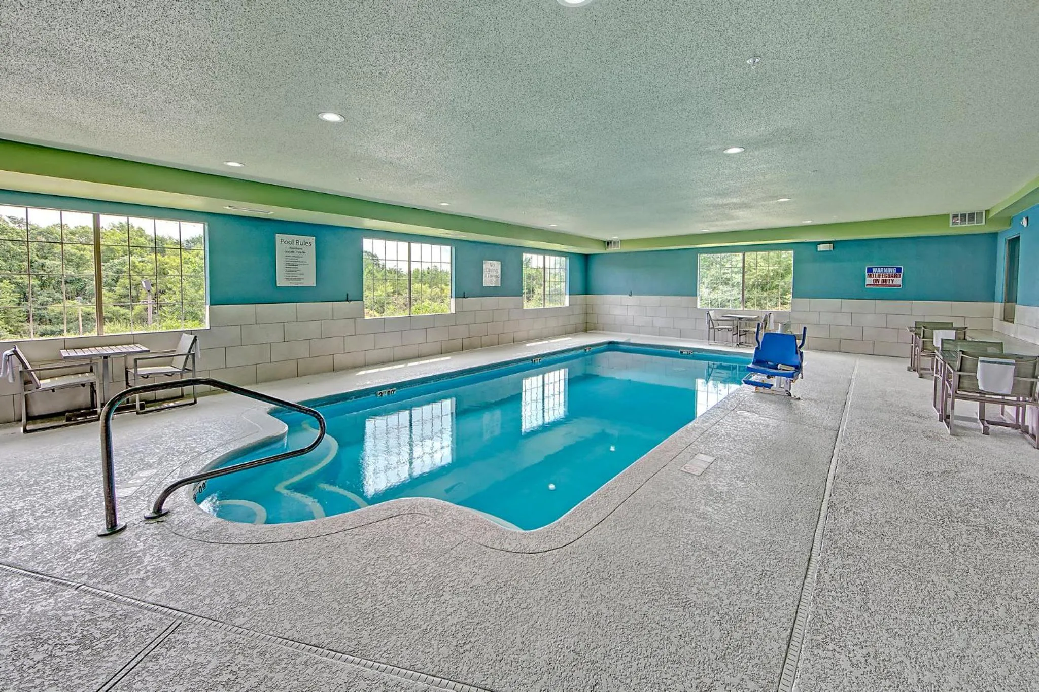 Swimming pool in Holiday Inn Express & Suites Crossville by IHG