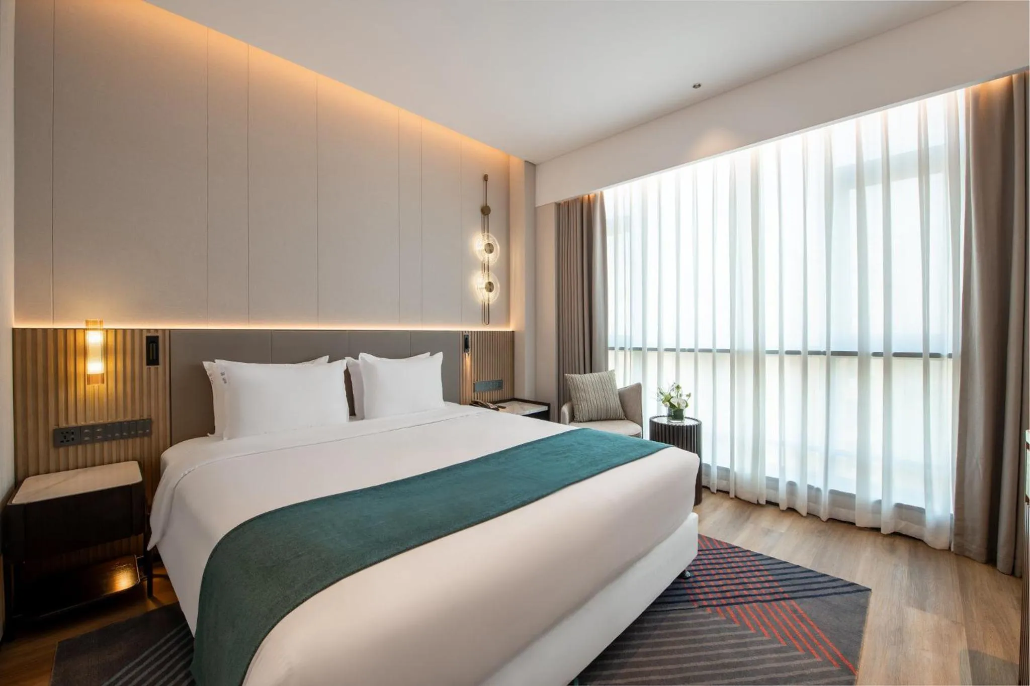 Photo of the whole room, Bed in Holiday Inn Express Chengdu Huanhuaxi by IHG-Near Jinsha Site Musem,Near Wuhou Temple Museum,Welcome drinks,Free gym,Free self-service laundry