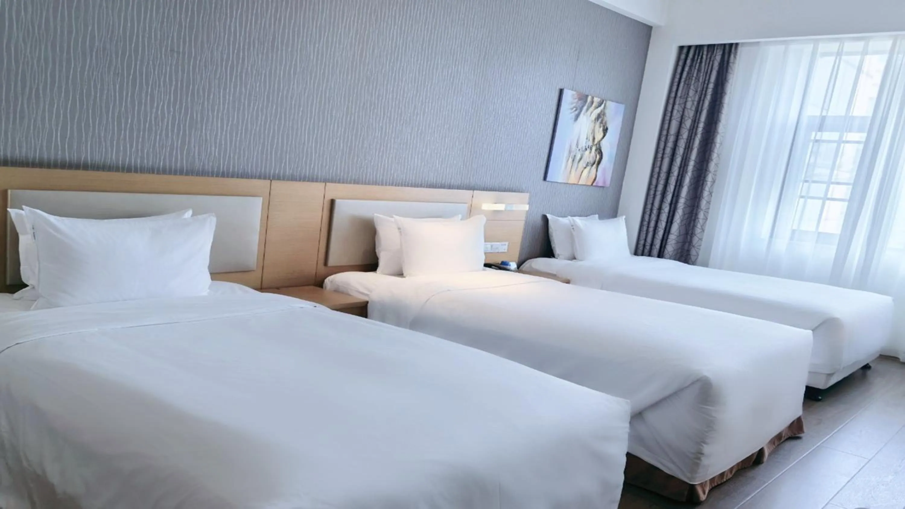 Photo of the whole room, Bed in Holiday Inn Express Chengdu Huanhuaxi by IHG-Near Jinsha Site Musem,Near Wuhou Temple Museum,Welcome drinks,Free gym,Free self-service laundry