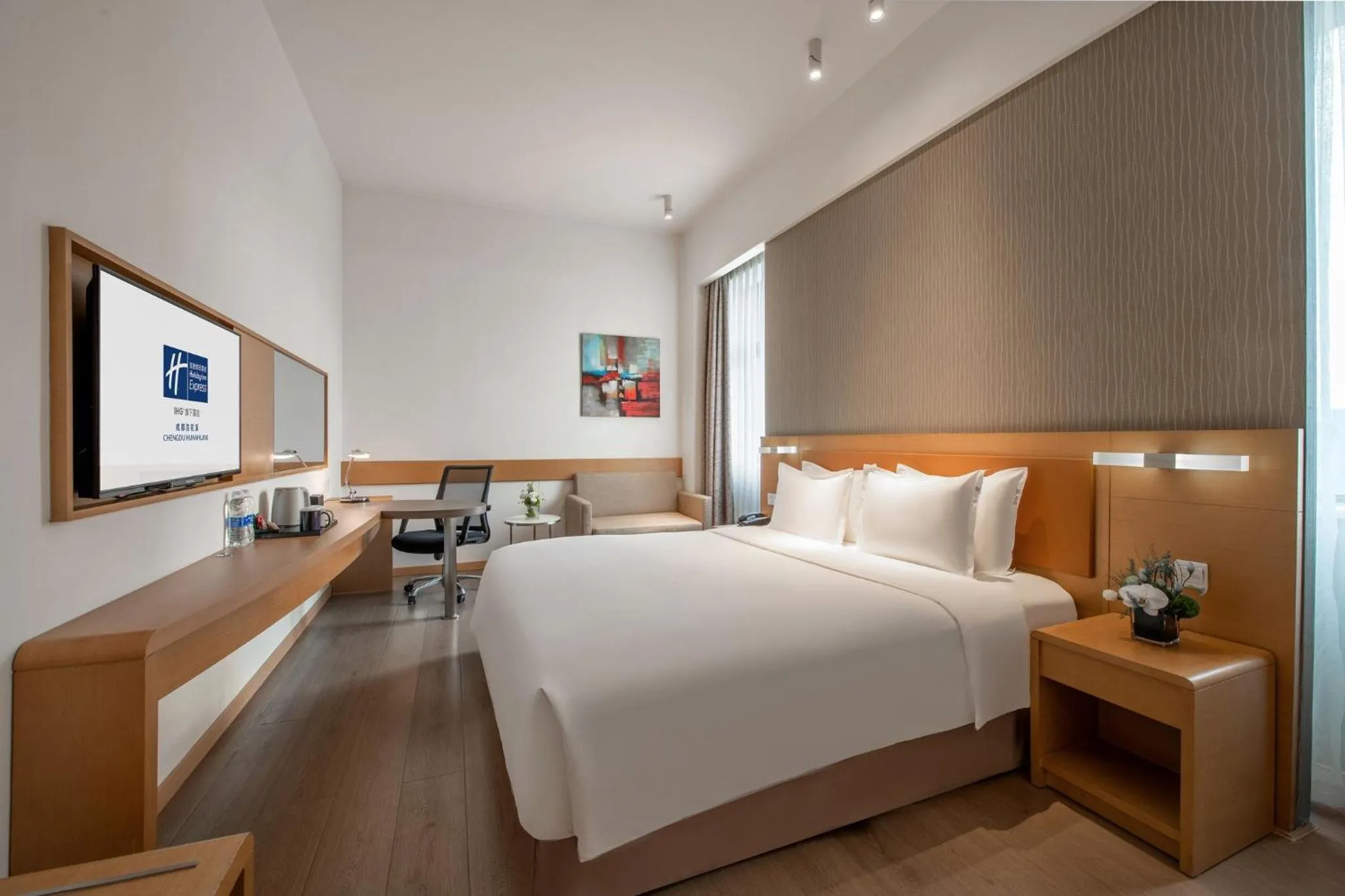 Photo of the whole room, Bed in Holiday Inn Express Chengdu Huanhuaxi by IHG-Near Jinsha Site Musem,Near Wuhou Temple Museum,Welcome drinks,Free gym,Free self-service laundry