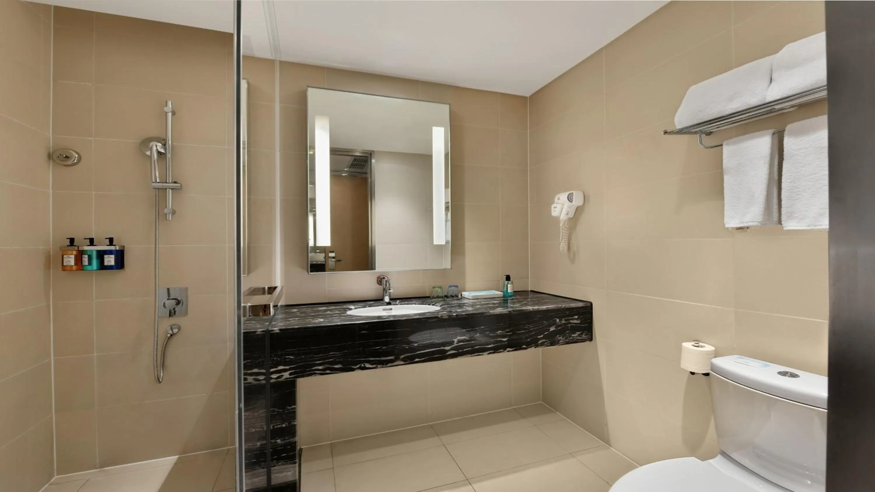 Bathroom in Holiday Inn Express Chengdu Huanhuaxi by IHG-Near Jinsha Site Musem,Near Wuhou Temple Museum,Welcome drinks,Free gym,Free self-service laundry