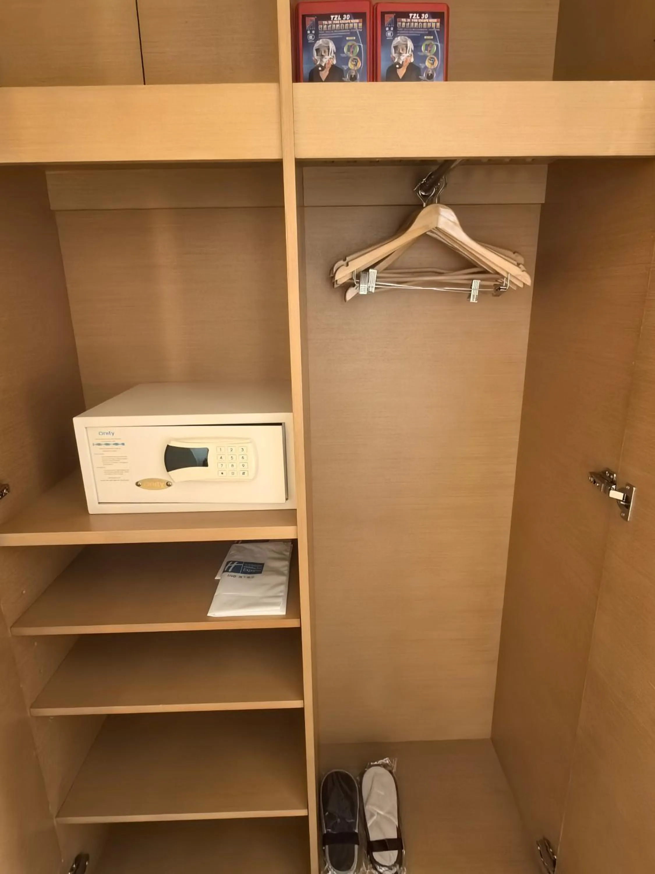 wardrobe in Holiday Inn Express Chengdu Huanhuaxi by IHG-Near Jinsha Site Musem,Near Wuhou Temple Museum,Welcome drinks,Free gym,Free self-service laundry