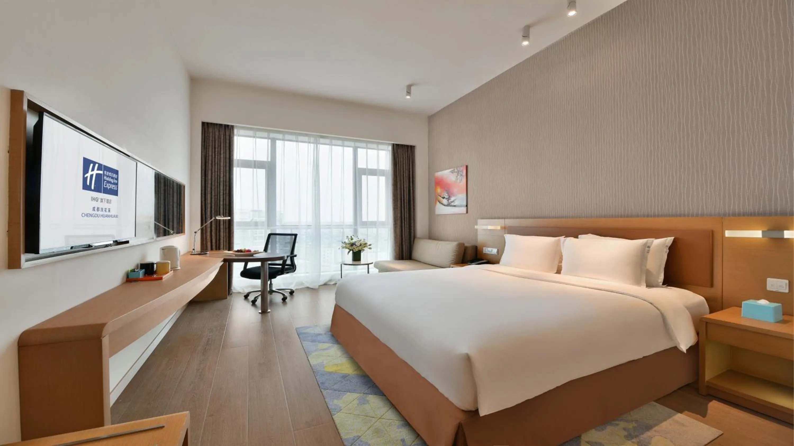Photo of the whole room, Bed in Holiday Inn Express Chengdu Huanhuaxi by IHG-Near Jinsha Site Musem,Near Wuhou Temple Museum,Welcome drinks,Free gym,Free self-service laundry