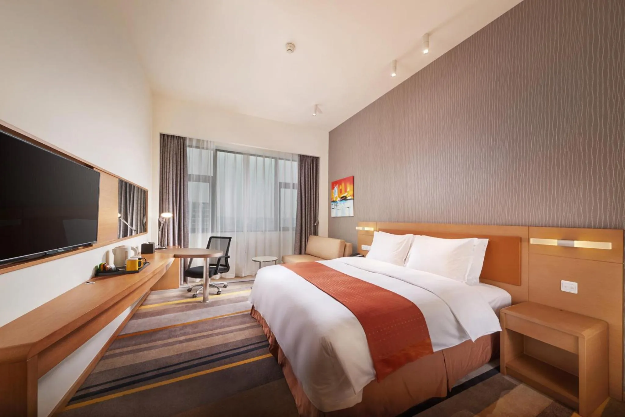 Photo of the whole room, Bed in Holiday Inn Express Chengdu Huanhuaxi by IHG-Near Jinsha Site Musem,Near Wuhou Temple Museum,Welcome drinks,Free gym,Free self-service laundry
