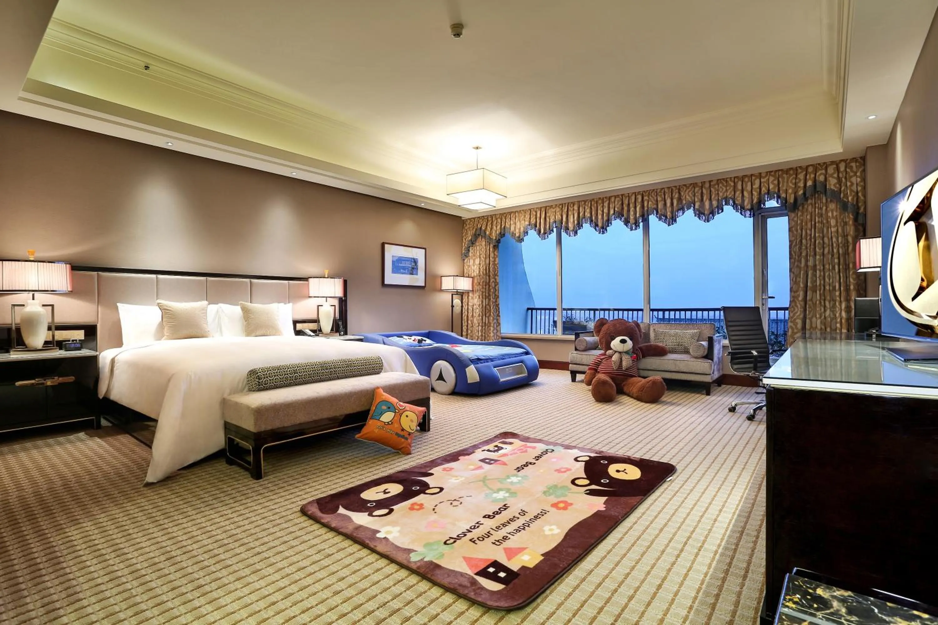 Photo of the whole room, Bed in InterContinental Sancha Lake by IHG