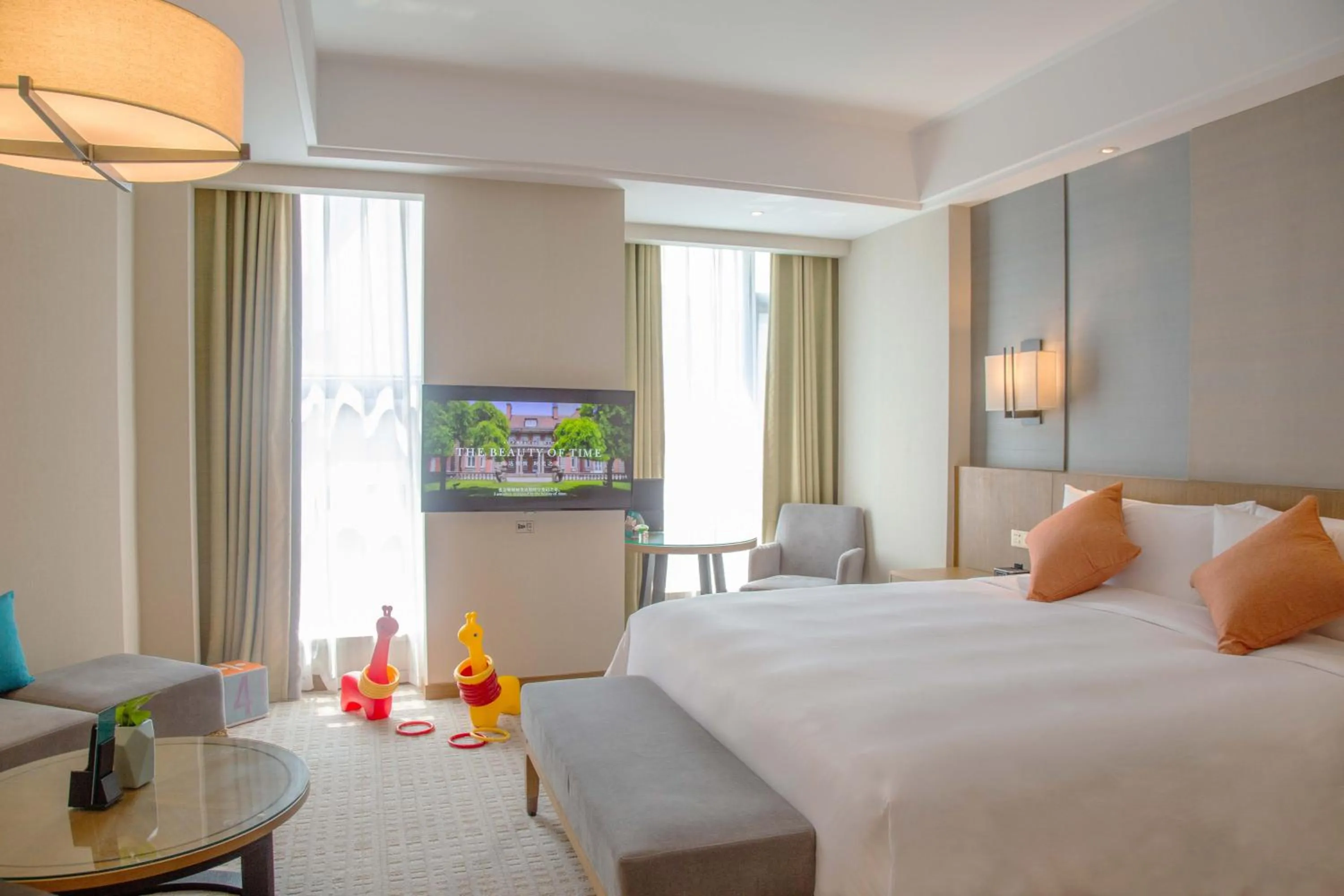 Photo of the whole room, Bed in InterContinental Sancha Lake by IHG