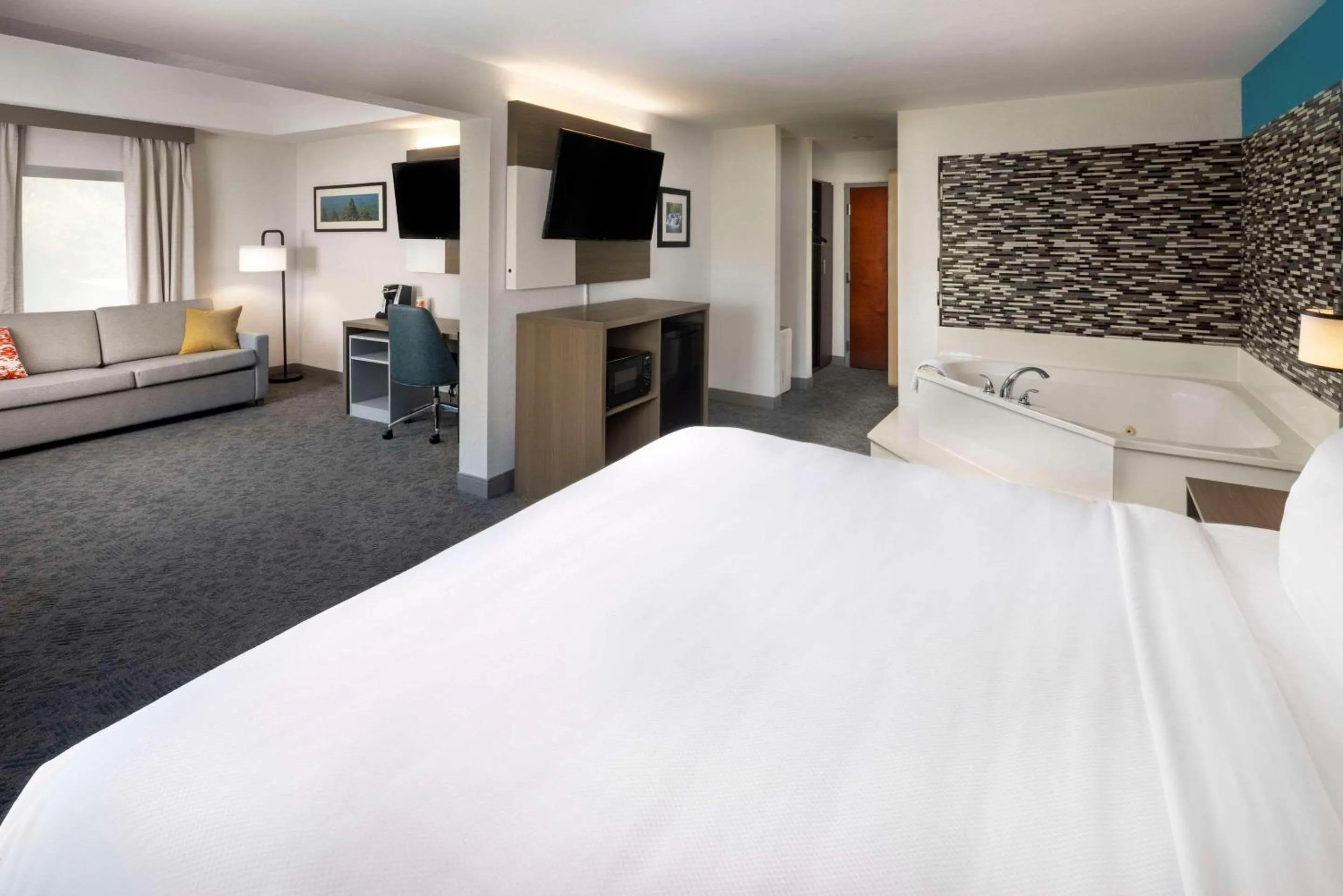 Bedroom, Bed in Comfort Inn & Suites Dahlonega University Area