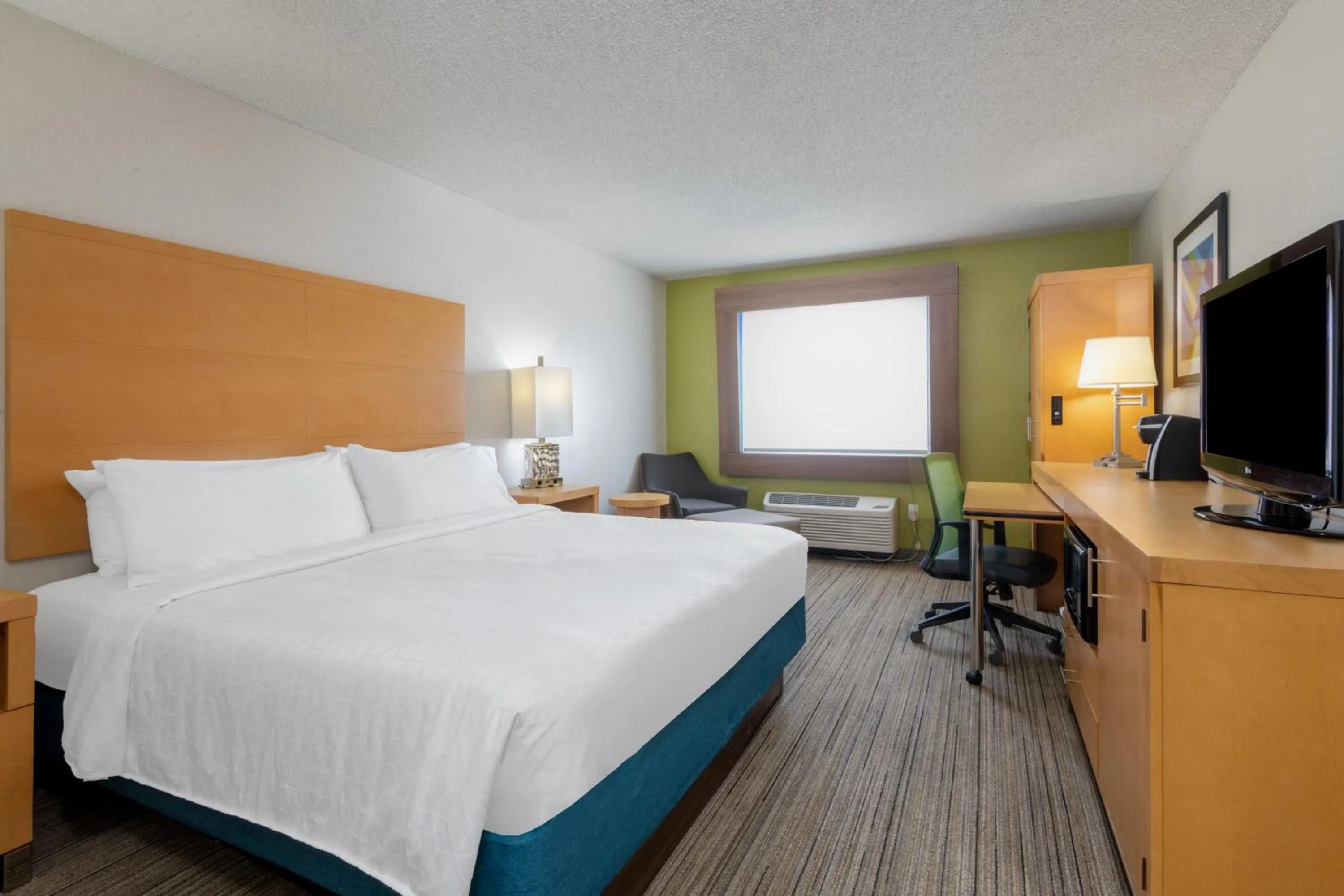 Photo of the whole room, Bed in Holiday Inn Express & Suites Wheat Ridge-Denver West by IHG