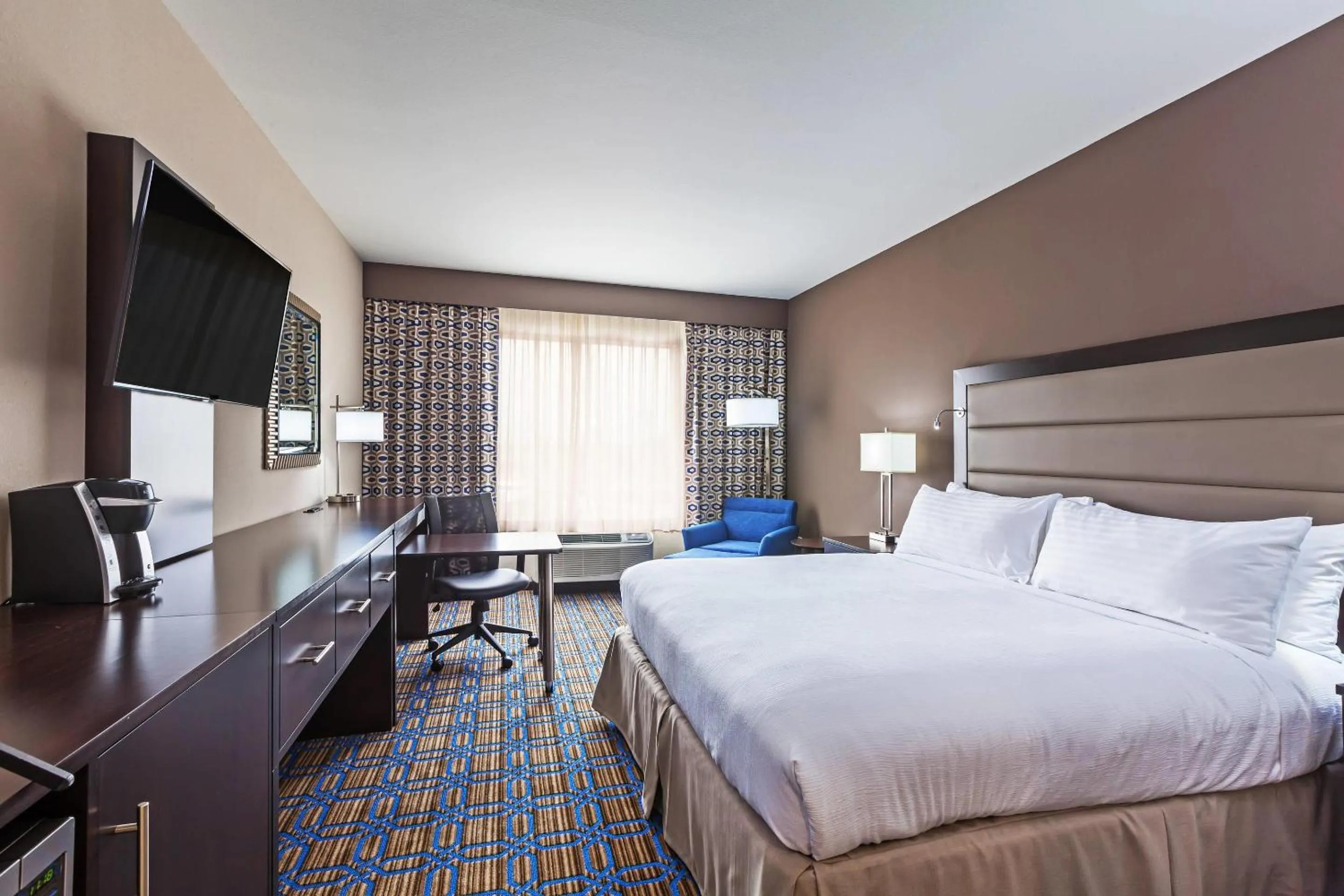 Bedroom, Bed in Clarion Hotel The Colony - Plano West