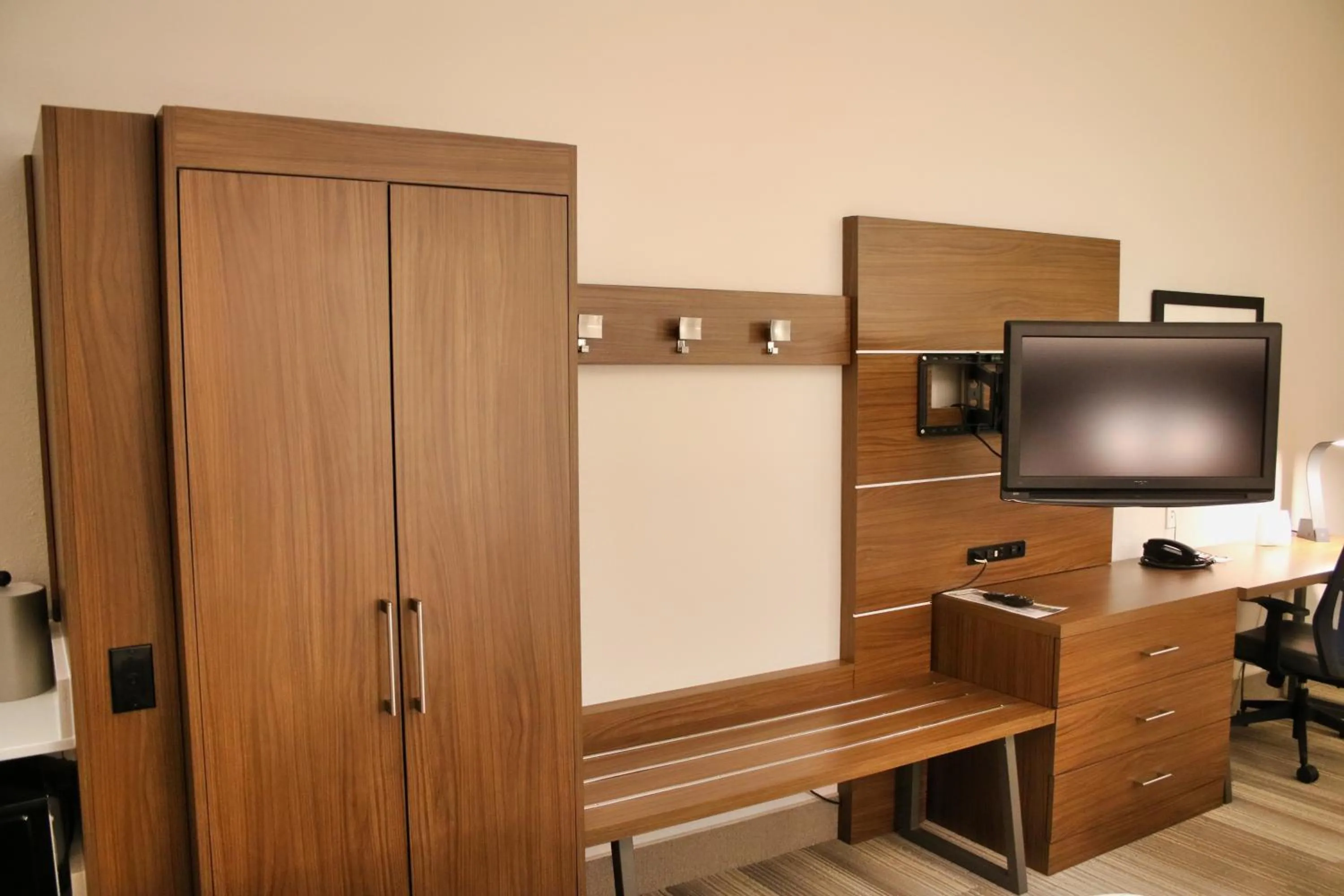 TV and multimedia in Holiday Inn Express by IHG