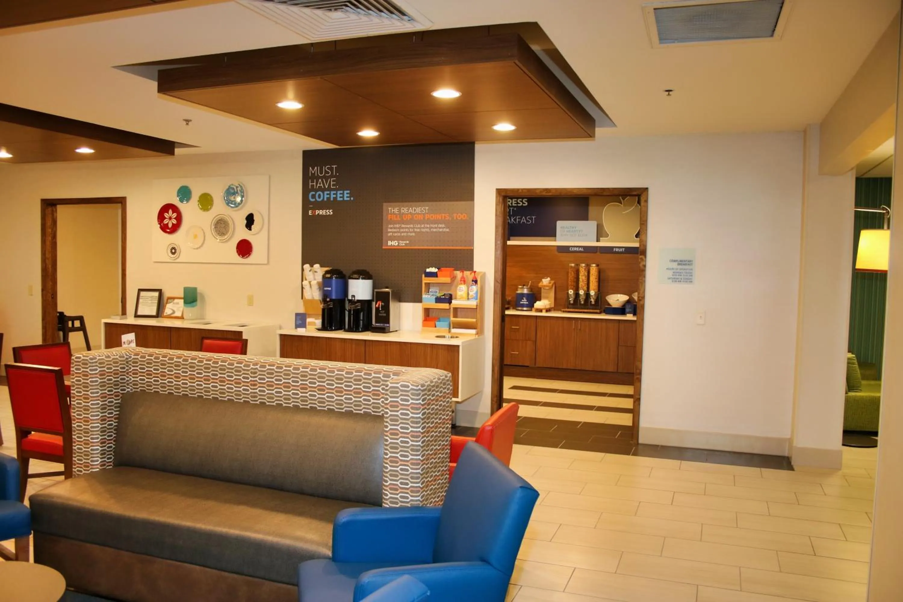 Lobby or reception in Holiday Inn Express by IHG