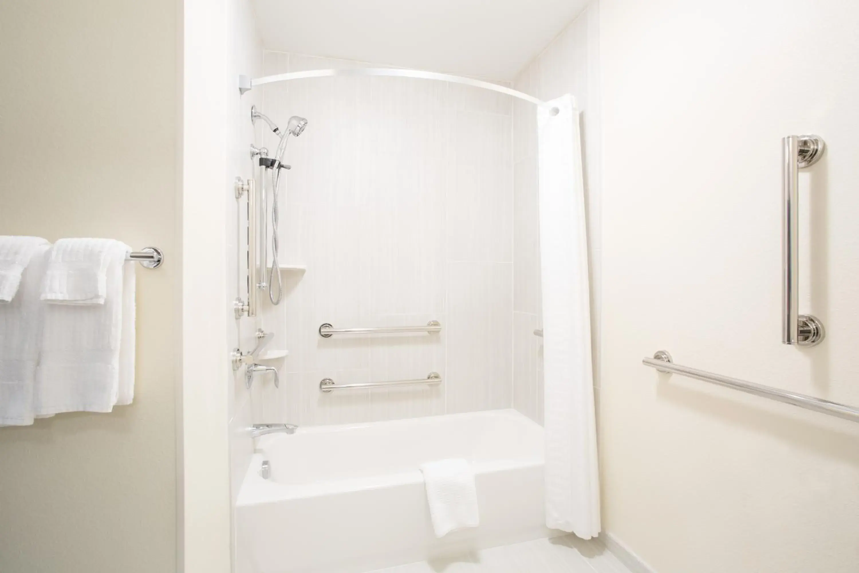 One-Bedroom Queen Room - Disability Access Tub/Non-Smoking in Candlewood Suites Dickinson by IHG One-Bedroom Queen Room - Disability Access Tub/Non-Smoking in Candlewood Suites Dickinson by IHG