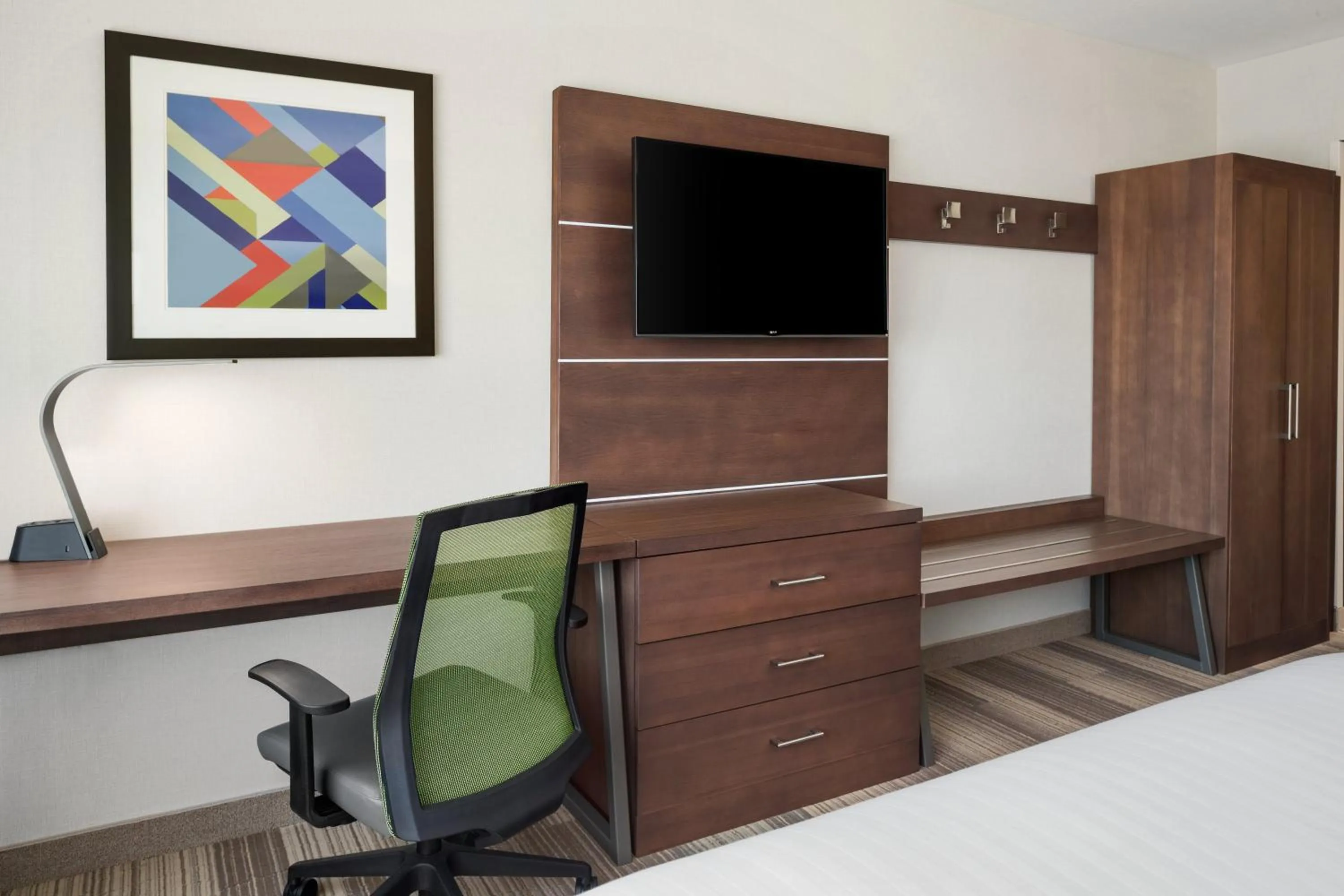 TV and multimedia, Bed in Holiday Inn Express & Suites Duluth North - Miller Hill by IHG