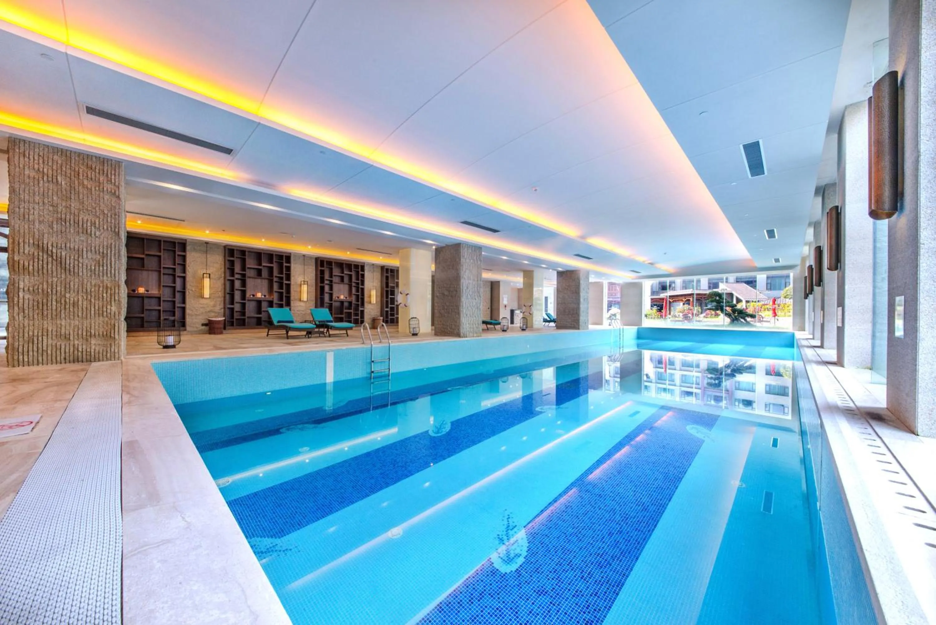 Swimming pool in Howard Johnson Neodalle Resort Zhangjiajie