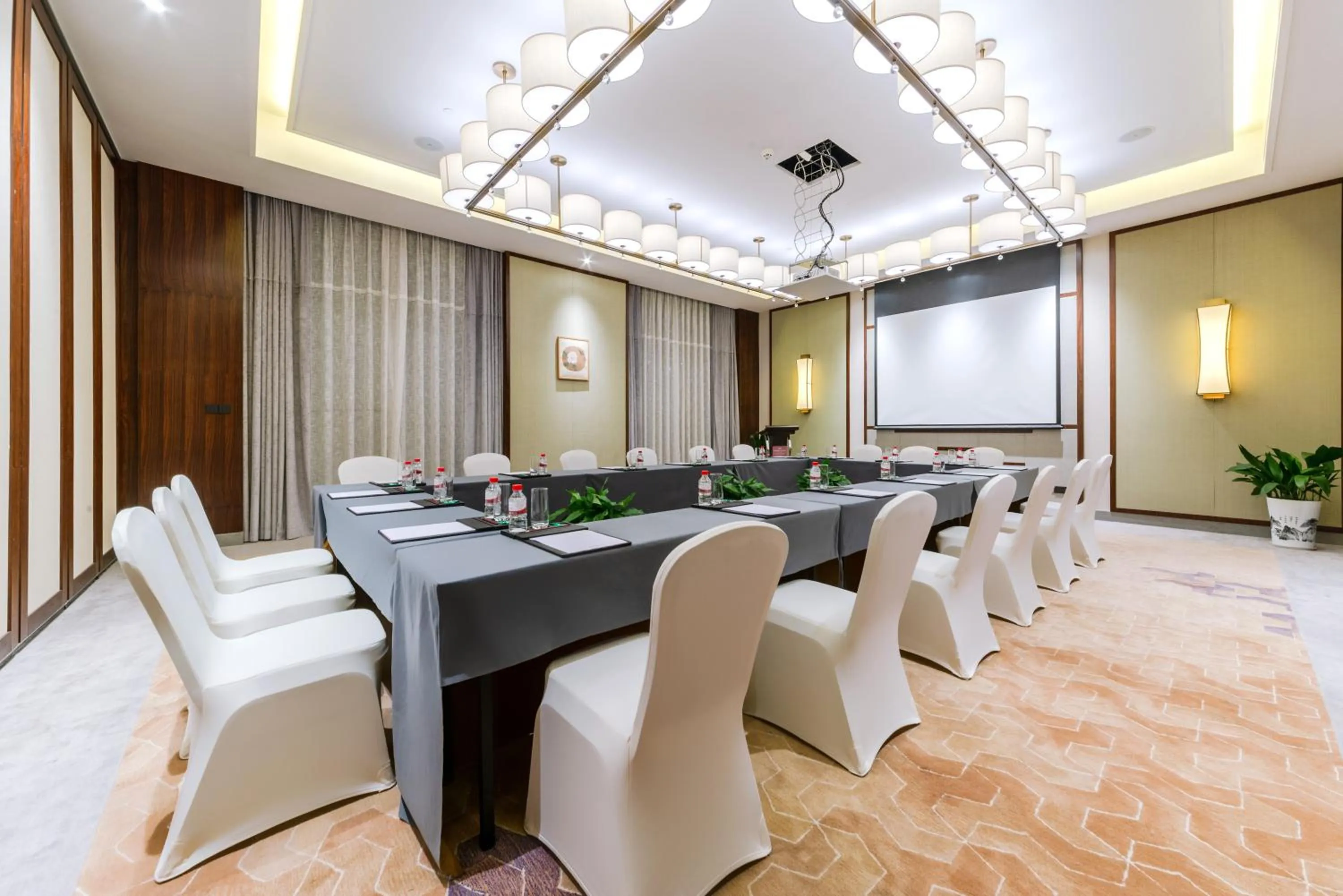 Meeting/conference room in Howard Johnson Neodalle Resort Zhangjiajie