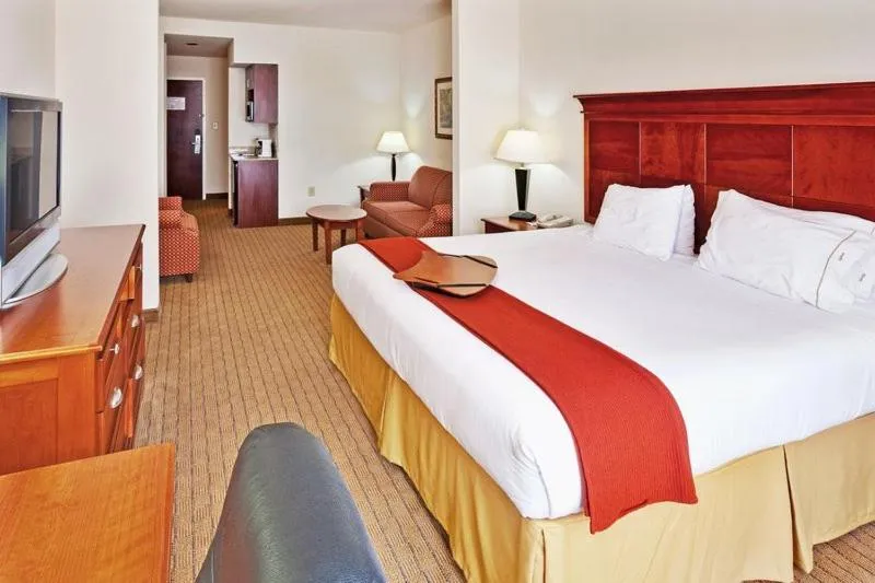 Photo of the whole room, Bed in Holiday Inn Express & Suites Dyersburg by IHG