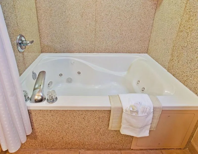 Hot Tub in Holiday Inn Express & Suites Dyersburg by IHG