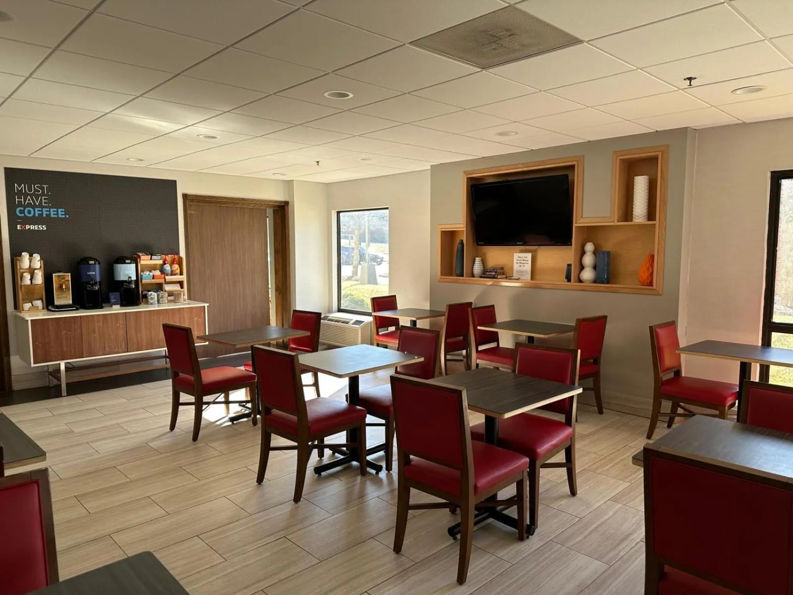 Communal lounge/ TV room in Holiday Inn Express Edgewood-Aberdeen-Bel Air